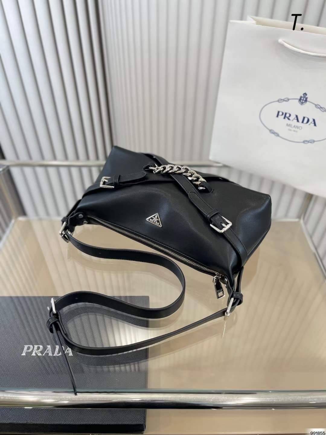 PRADA SHOULDER LEATHER BAG พร้อมส่งที่ไทย เข้าใหม่ สวยหนักมากก จำนวนจำกัดค่ะ! ดีไซด์สวยเก๋ ลุควินเทจ สามารถใช้ไปทำงานพกไปปาร์ตี้สุดเริ่ดไปเลยค่ะ