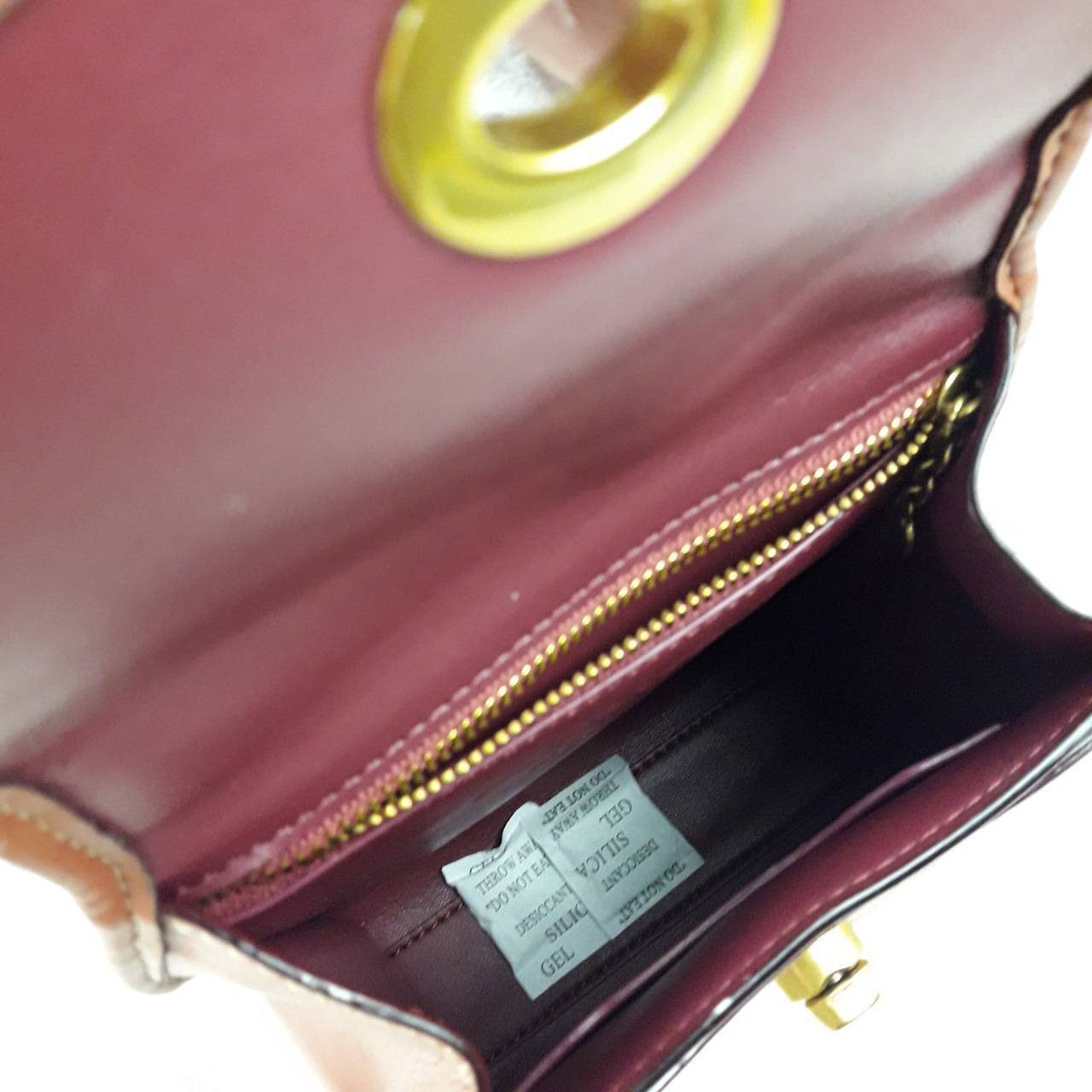 OUTLET 】COACH TURNLOCK CURVED TOP HANDLE CROSSBODY IN SIGNATURE CANVAS (COACH 142) 💝รุ่นนี้ เห็นแล้วหลงรักเลย เสน่ห์ทะลุมาก ทรงสวย ดีไซน์แปลกตา ดูแตกต่าง ขนาดกำลังดี ตัวกระเป๋า หนังแท้ผสมแคนวาสคุณภาพดีสุดๆ มีสายสะพายยาวสามารถถอดออกได้ จะถือ หรือสะ