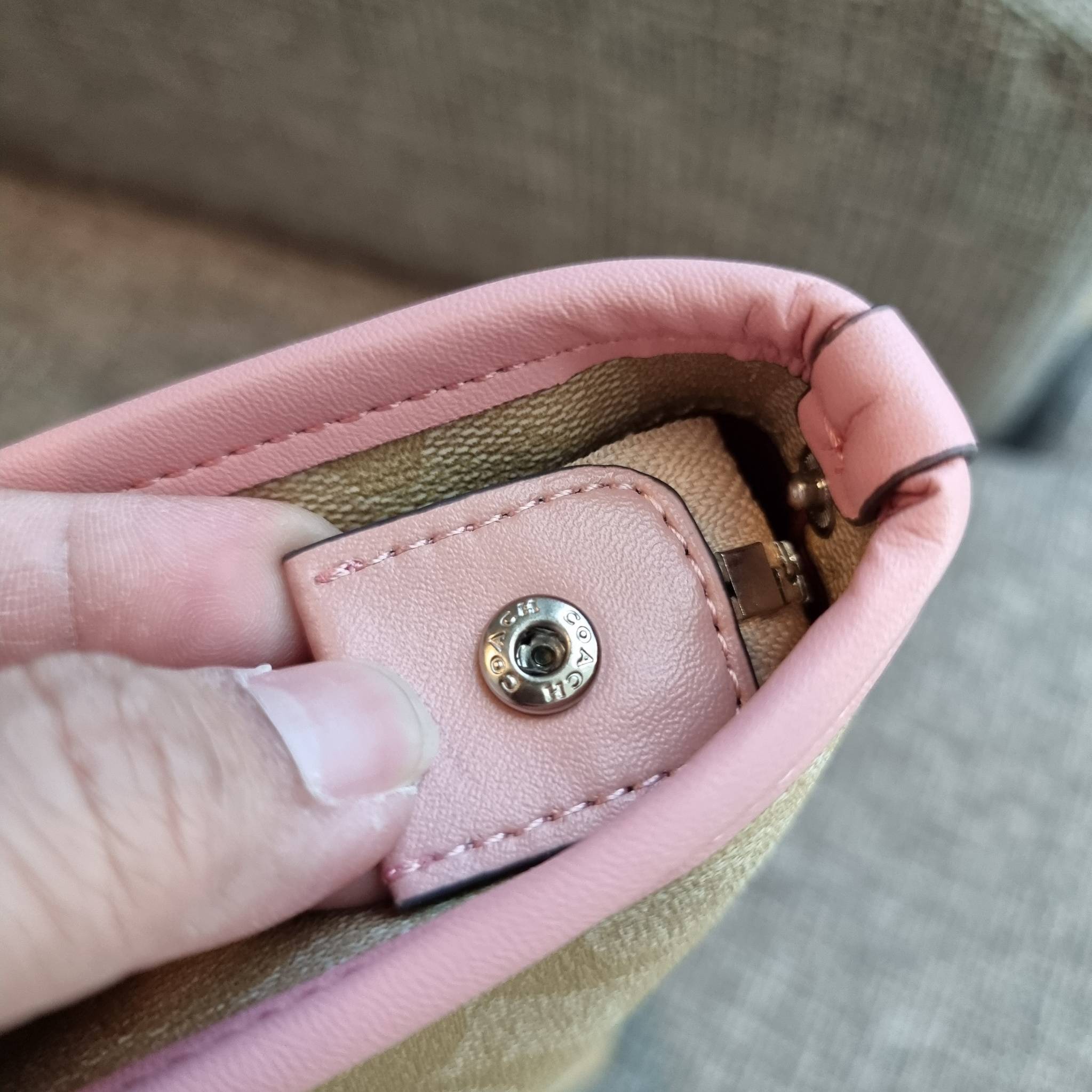 OUTLET 】COACH F58292 CITY ZIP TOTE IN SIGNATURE 16" รุ่นขายดี!! ไซส์ใหญ่ สีสวยมาให้แบบจัดเต็ม!! กระเป๋าถือทรงโท้ทใบใหญ่ สวยน่าใช้ทุกสี สะพายคล้องไหล่ได้เก๋ๆ จุของแน่นๆไปเลยจ้า!! วัสดุหนังแคนวาสคุณภาพ ปากกระเป๋าเปิด-ปิดด้วยซิป กันของหล่นได้ ถือไปไหนก็