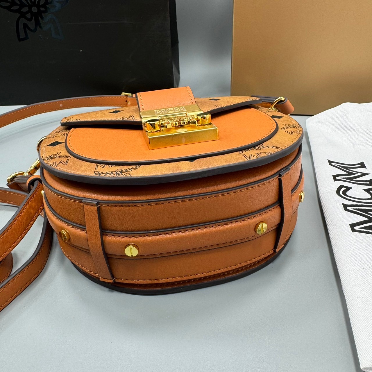 M.C.M MINI TRACY SHOULDER BAG IN VISETOS กระเป๋าสะพายไหล่ทรงครึ่งวงกลมขนาดมินิ ที่โดดเด่นด้วยรูปทรงคลาสสิกที่ทันสมัย เกรดออริ สลับแท้ 1:1 ใช้งานต่างประเทศได้