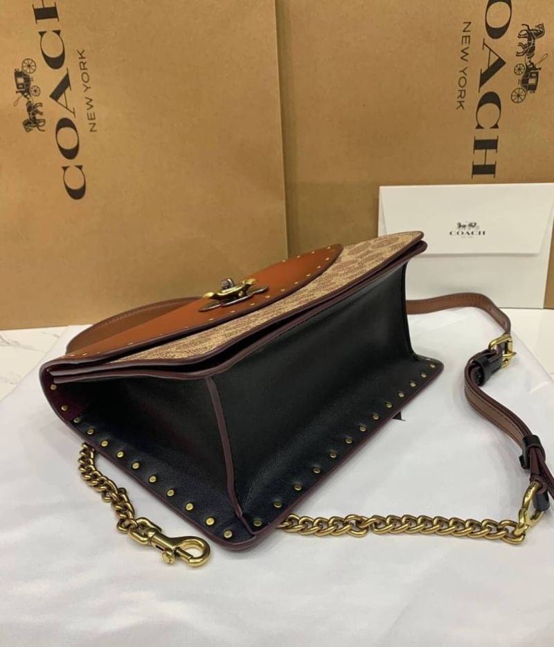 Coach Parker Top Handle In Signature Canvas With Rivet สินค้าใหม่ทรงน่ารัก ใช้แล้วดูแพงมากกก มีช่องใส่ขนาดกว้าง ใส่ของได้จำนวนมาก แถมยังสามารถถือเก๋ๆ แบบคุณนาย หรือสะพายเป็น crossbody ก็ได้ โดดเด่นด้วยลายsignature coach ใครยังไม่มีห้ามพลาดดดเลยนะ ของสวยจร