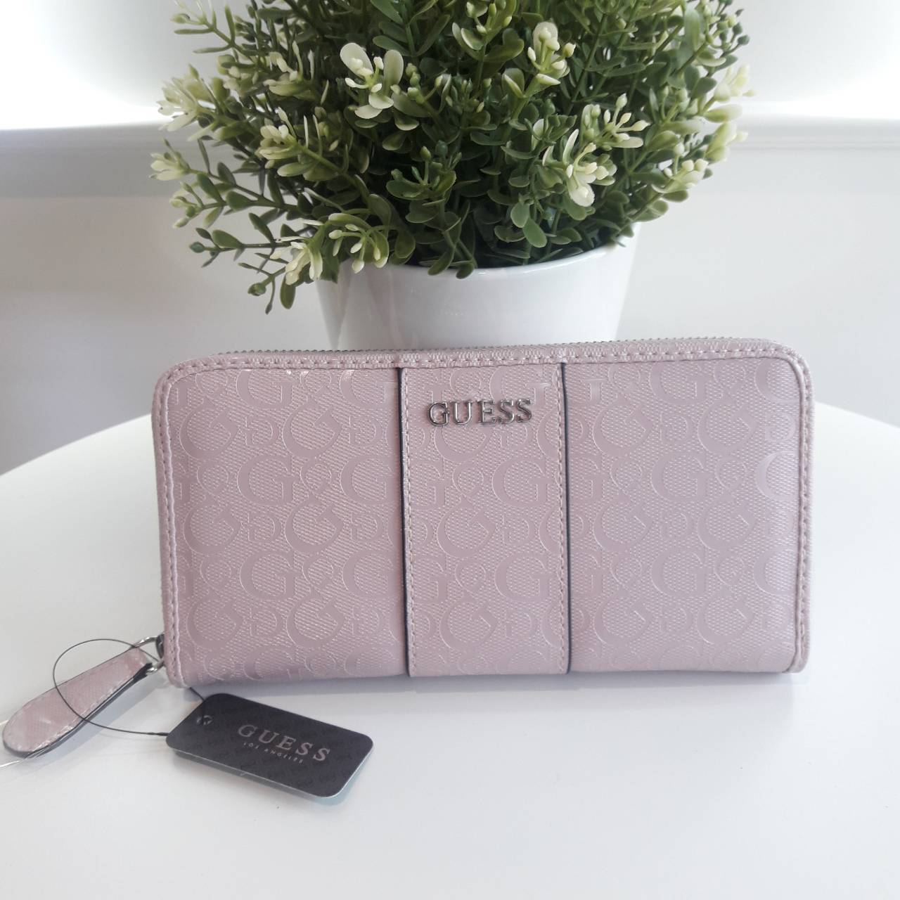 New Arrival!! ~~ Guess wallet กระเป๋าสตางค์หนังใบยาว ซิปรอบ พิมพ์ลายโลโก้ ด้านหน้าประดับด้วยโลโก้แบรนด์โลหะ เปิด-ปิดด้วยซิป แบ่งออกเป็น 2 ช่องใหญ่ สามารถใส่บัตรได้มากกว่า 6 ใบ ใส่ธนบัตรได้มากกว่า 2 ช่อง มีช่องใส่เหรียญและใส่มือถือได้ สวยหรู ต้องมีครอบครอง