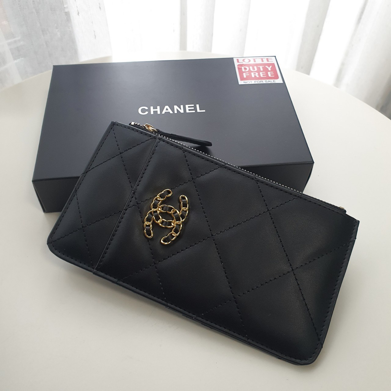 VIP 】รุ่นใหม่ล่าสุด 🎁 พร้อมส่งที่ไทยค่าา จุเงินได้เต็มกระเป๋า♡♡ แนะนำรุ่นนี้เลยคะ งานพรีเมี่ยมกิ้ฟท์จากเค้าเตอร์ต่างประเทศ กระเป๋าสตางค์ทรงสวย สะดุดตา หนังสัมผัสลายด้าน จากแบรนด์ CHANEL (GWP) ด้านหน้ามีโลโก้แบรนด์ CC สีทองหรู มีช่องซ