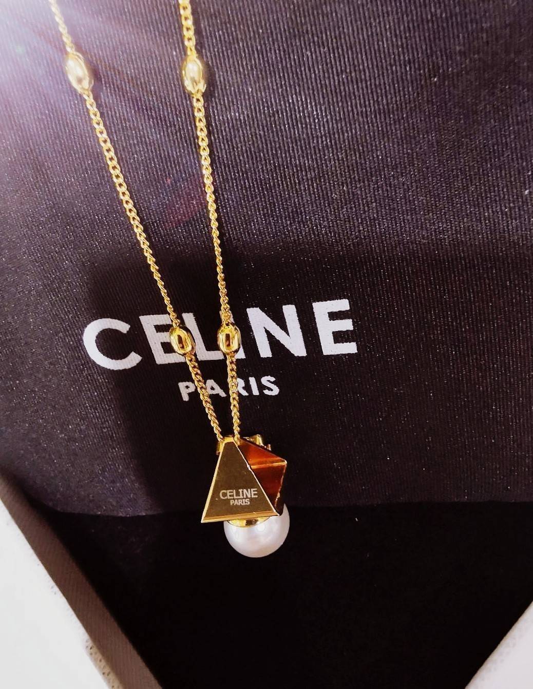 CELINE NECKLACE VIP สร้อยคอพร้อมจี้ดีไซน์สุดหรูคลาสสิคหายากชวนสะสมไอเท็มแบบนี้นานๆจะหลุดมาให้ช้อปจะซื้อใช้เองหรือมอบเป็นของขวัญก็เลิศหรูดูดี สินค้ามาพร้อม Original Package ถุงผ้ากำมะหยี่แบรนด์ กล่องและถุงกระดาษแบรนด์ Dutyfree ห้ามพลาดค่ะ!