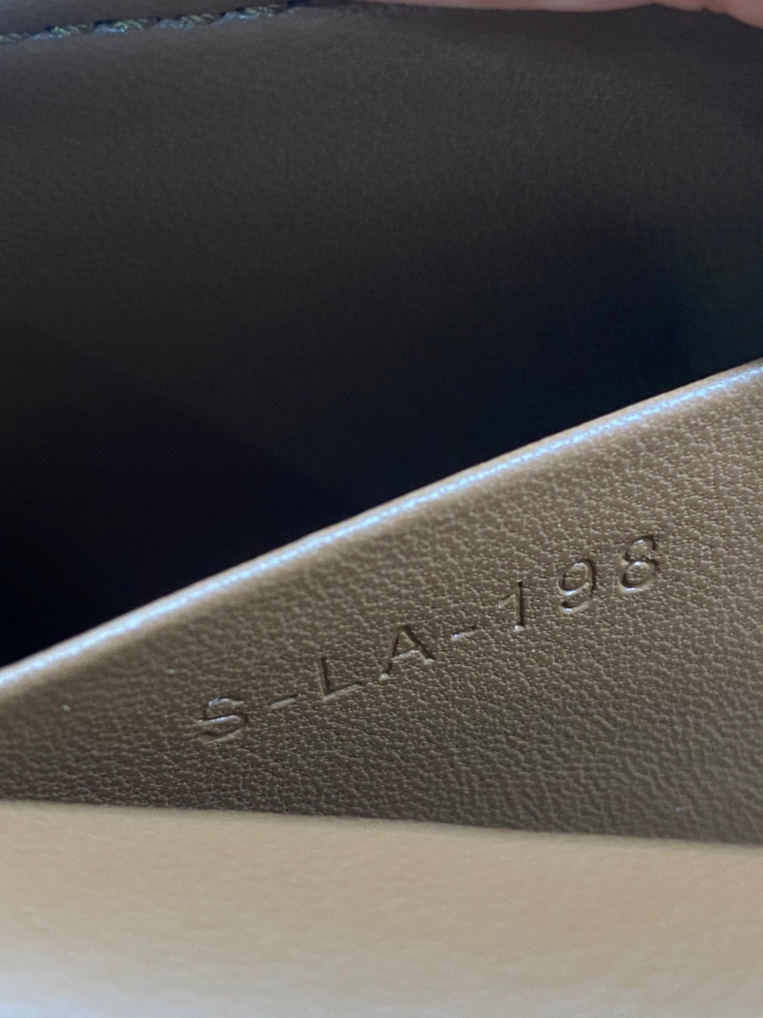 20cm CELINE SHOULDER BAG TRAPEZE IN SHINY CALFSKIN / CELINE POCHETTE BAG / CELINE TRIOMPHE BAG small รุ่นใหม่ล่าสุด ไม่มีไม่ได้เลยกับไอเท็มสุดคลาสสิค กระเป๋าสะพาย ทรงพอชสวยอยู่ทรง ดูดี ดูแพง สายถอดได้ ใช้งานสะดวก