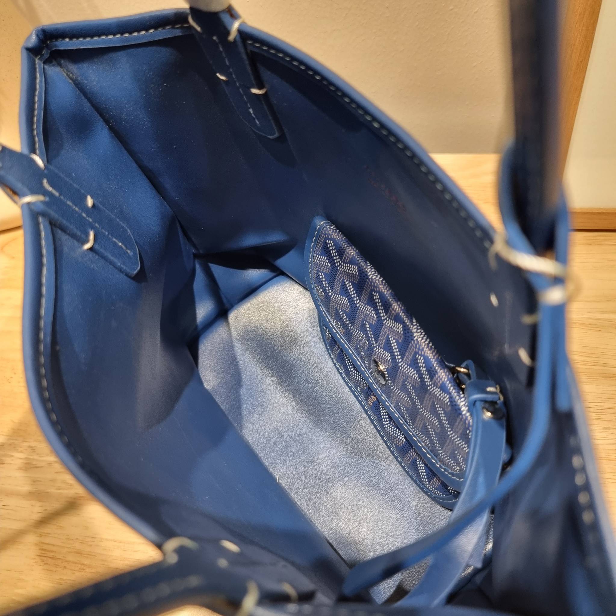 GOYARD MINI ANJOU REVERSIBLE TOTE ฮอตไอเท็ม กับกระเป๋าสะพายทรงโท้ท ไซส์มินิ กะทัดรัดมาก มาครบสีขายดี เลิศทุกสี รูปทรงคลาสสิค ดีไซน์เป็นเอกลักษณ์ ใช้งานได้หลากหลาย สามารถกลับด้านใช้ได้แบบไม่มีเบื่อ