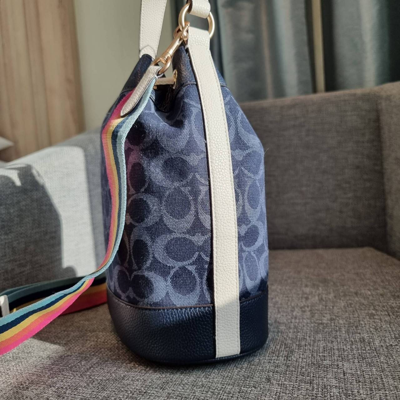 OUTLET 】COACH DEMPSEY DRAWSTRING BUCKET BAG IN SIGNATURE JACQUARD WITH STRIPE AND COACH PATCH C4101 C4102 พี่สาวใบใหญ่สุดสวยมาแล้วจ้า!! กระเป๋าทรงถังไซส์ใหญ่ ที่สาวๆรอคอย ใช้งานง่ายด้วยการรูดหนังปิดรอบปากกระเป๋า ทุกอย่างลงตัวที่สุด!! โดดเด่นด้วยลวดลายสีสั