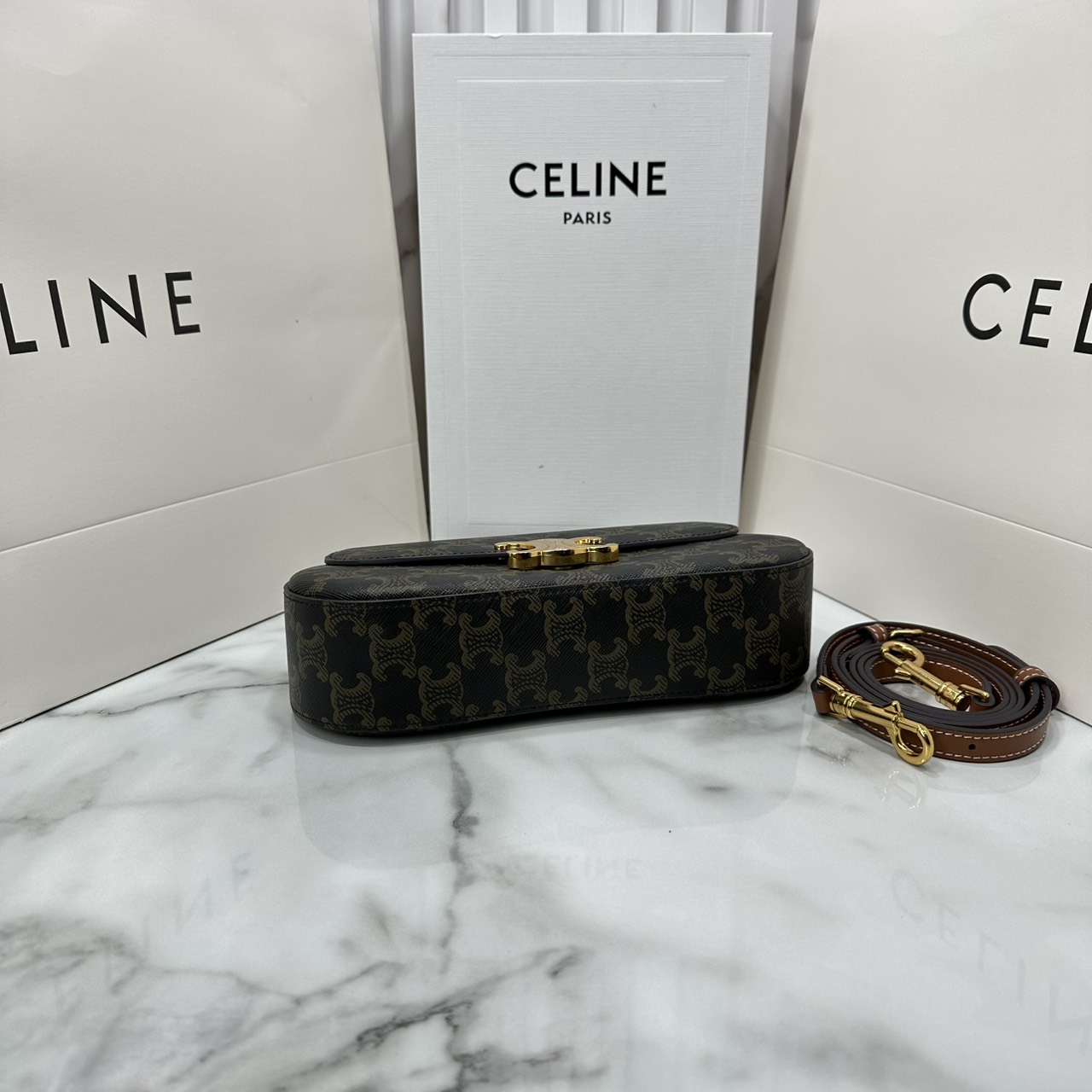 ORI หนังแท้ | CELINE TEEN CELINE LOLA IN shiny calfskin กระเป๋าสะพายทรงคลัช หนังเรียบผิวสัมผัสนุ่มลื่น คอลเลคชั่น Essentials เหนือกาลเวลาสำหรับผู้หญิงและผู้ชาย