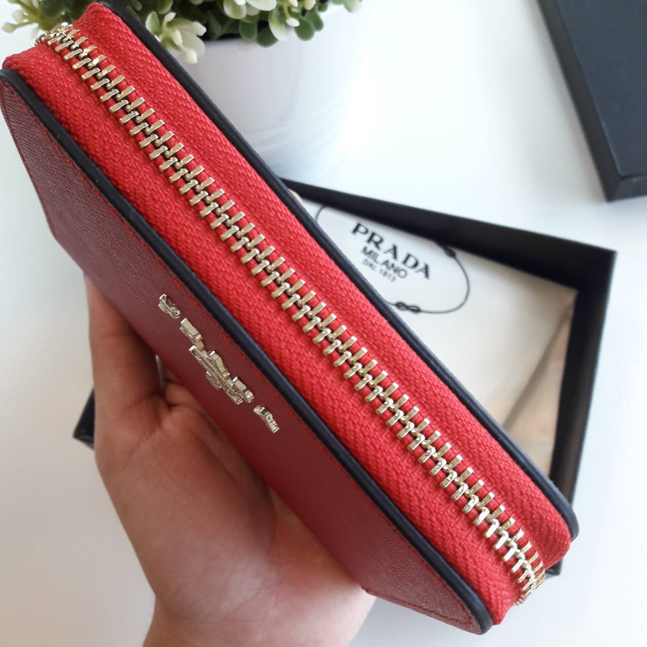 New Item! สำหรับสาวๆที่ชอบถือ **กระเป๋าสตางค์ใบเล็ก ขอแนะนำ Prada Short Saffiano wallet กระเป๋าสตางค์สั้น ขนาดกะทัดรัด เปิดปิดด้วยซิป อะไหล่ทอง ปั้มแบรนด์ ทั้งใบ **จุดเด่น มีช่องใส่รูปถ่าย ใส่บัตรได้หลายช่อง ด้านในมีช่องซิปแยกอีก1ช่องค้า อีกหนึ่งไอเท็มที่