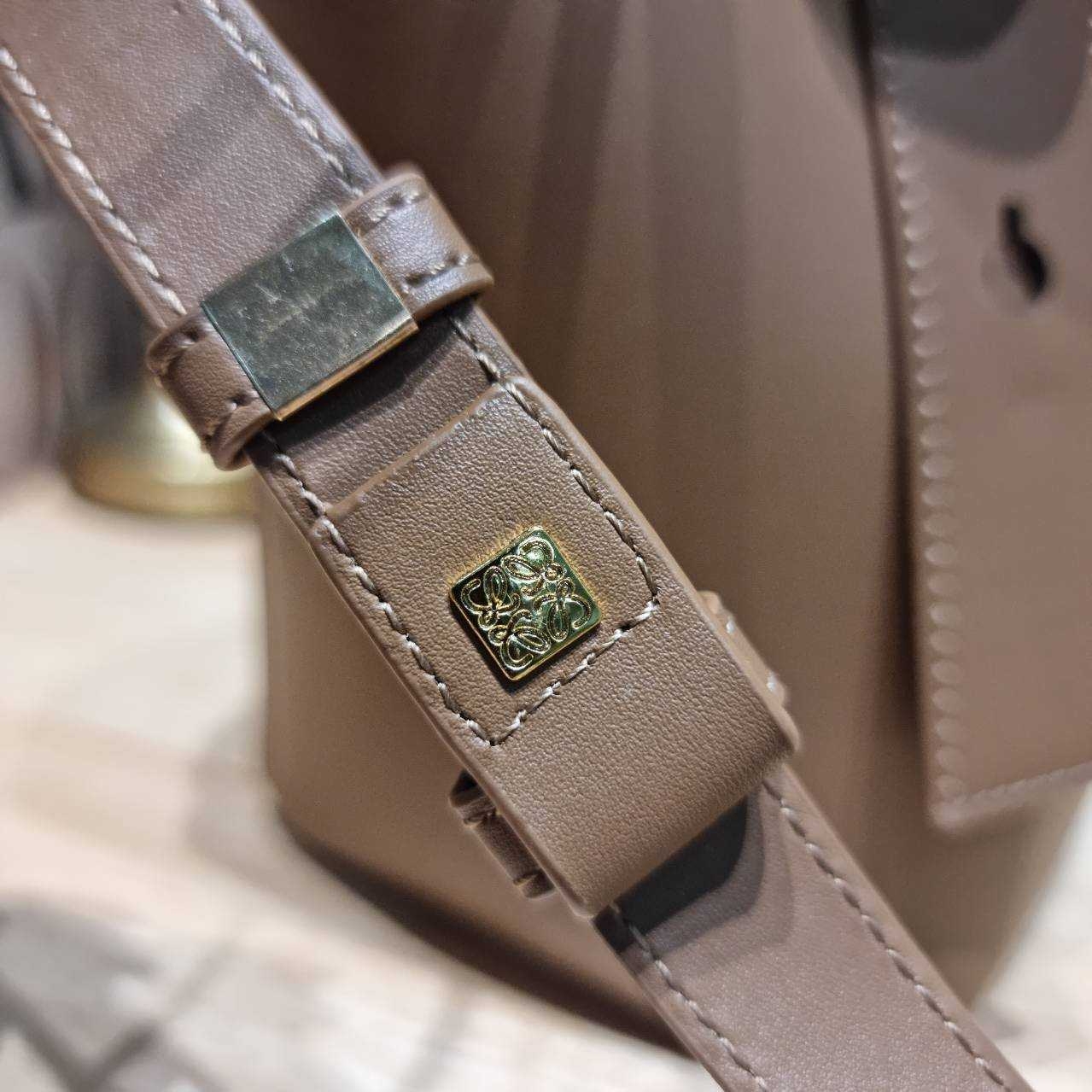 LOEWE MINI PEPBLE BUCKET IN MELLOW กระเป๋าทรงบัคเก็ต รูปทรงสวยใช้งานง่าย กิมมิคหรูหราสุดๆ เกรดออริ