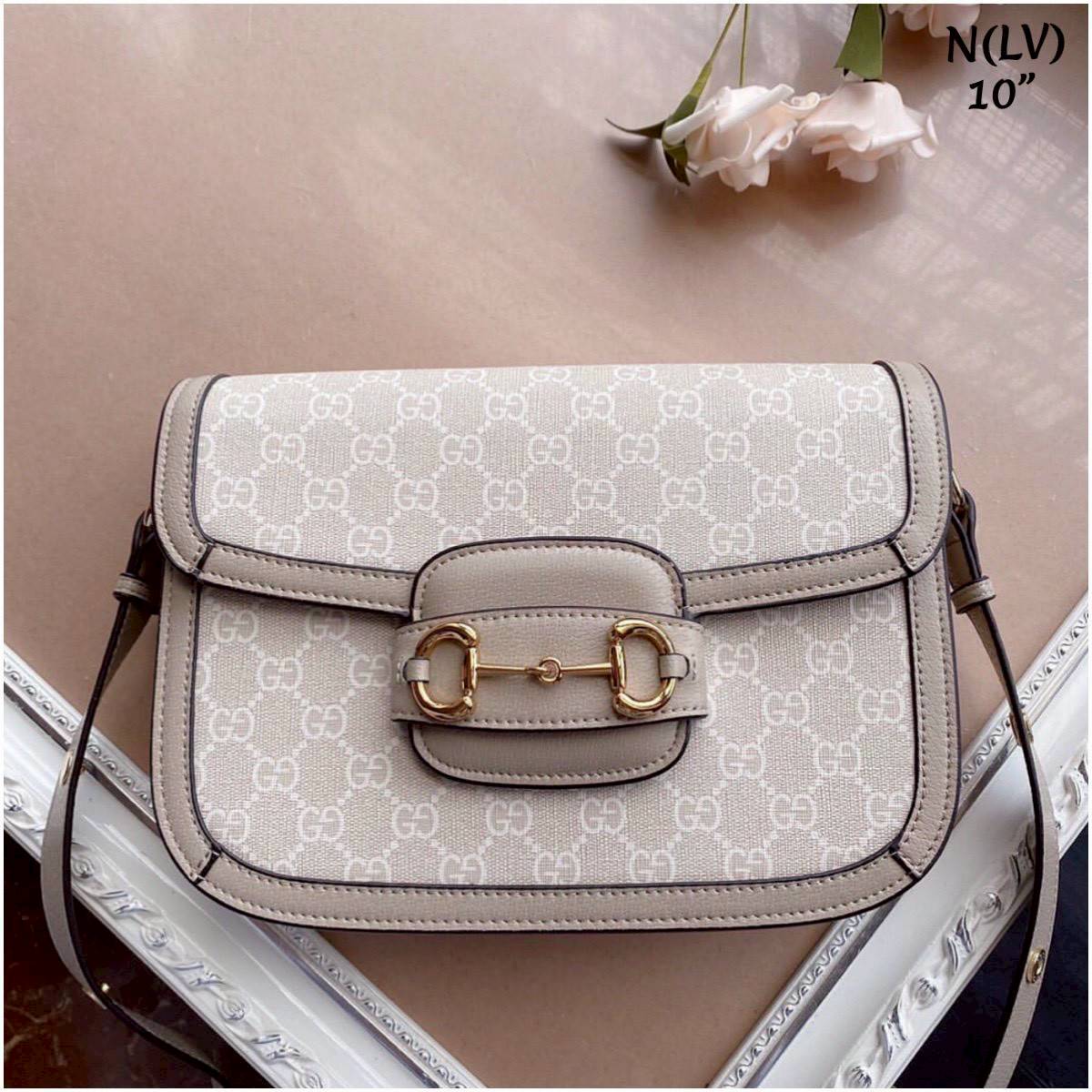 Gucci Horsebit 1955 GG Bag กระเป๋าทรงสะพายทรงคลาสสิค สวยผู้ดี ดารา เซเลปใช้กันเพียบ สวยอยู่ทรง รุ่นในตำนานที่เป็นเอกลักษณ์ของแบรนด์ สวยเรียบหรู Restock สีเบจสุดละมุน งานสวยคมชัด มากี่รอบก็ไม่เคยพอ!!