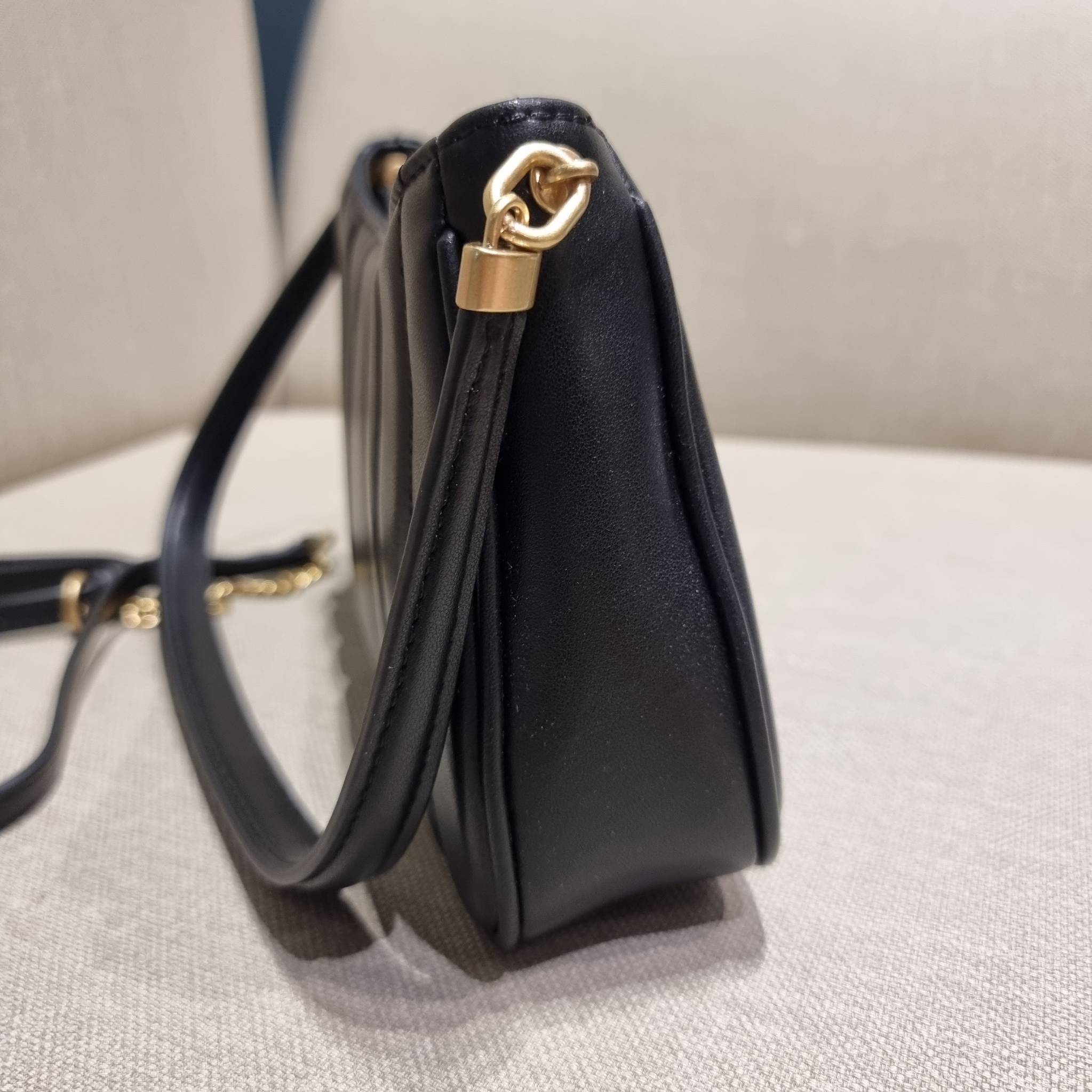 TORY BURCH KIRA MINI BAG กระเป๋าสะพายทรงพอช ง่ายต่อชีวิต!! ดีไซน์บุนวม เส้นคมสวยหรู วัสดุหนังแกะ สัมผัสดีงาม นิ่มมือ เปิด-ปิดด้วยซิป ภายในเป็นช่องโล่ง มีช่องใส่บัตร ใส่ของสำคัญได้ครบถ้วน มาพร้อมสายคล้องไหล่ในตัว และสายสะพายครอส ปรับได้ตามสะดวก ใบจริงสวยคม