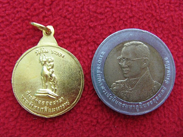 เหรียญพระเจ้าตากสิน สีทอง แบบกลม วัดลุ่ม จ.ระยองค่ะ