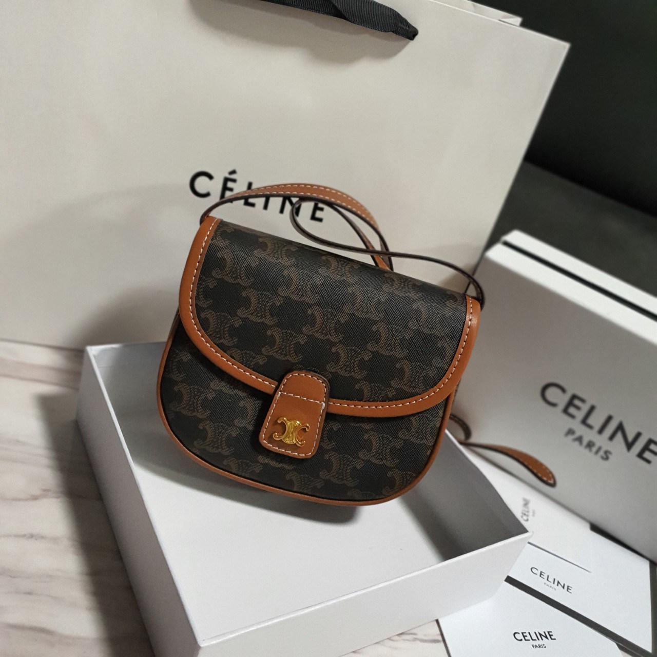 รุ่นใหม่ล่าสุด พร้อมส่งที่ไทยกับ CELINE CROSSBODY BAG VIP GIFT WITH PURCHASE (GWP) พรีเมี่ยมกิ๊ฟ Limited Edition จาก PERFUME DUTYFREE COUNTER กระเป๋าทรงครอสบอดี้ วัสดุหนังทั้งใบ ด้านในเปิดปิดด้วยกระดุม มีช่องใส่ของโล่งกว้าง iphone(เล็ก) ลิปสติก และเงินได้