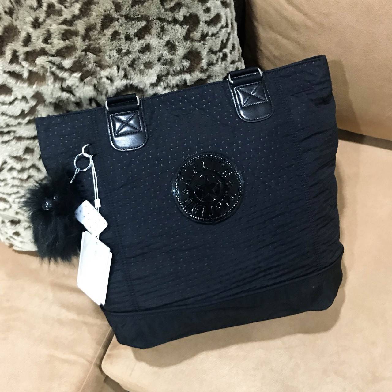 KIPLING SHOPPER BAG รุ่น Limited Rare items! สุดๆ วัสดุ Cotton+Polyester 100% ดีไซน์คลาสสิกมีลูกเล่นที่เทคเจอร์ตัวกระเป๋าสวยเป็นเอกลักษณ์เฉพาะของ Kipling หูหิ้วสะพายไหล่ได้ มือจับหูหิ้วเป็นหนังปั้มโลโก้ พวงกุญเเจลิงถอดเเยกใช้ได้ เปิดปิดด้วยซิป หัวซิปปั้มเ