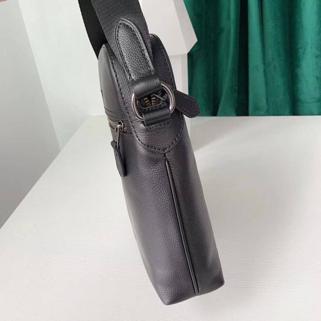 COACH HOUSTON FLIGHT BAG Calf Leather Black Smooth calf leather พร้อมส่งอีกครั้ง! กระเป๋าสะพายแบบครอสบอดี้ร์ของคุณผู้ชาย หนังแท้ ลายหนังสวย ด้านหน้ามีช่องซิปให้หนึ่งช่อง ช่องหลักกว้างใส่สัมภาระได้จุค่ะ พร้อมช่องเล็กใส่ของจุกจิกอีก3ช่องค่ะ สายสะพาย