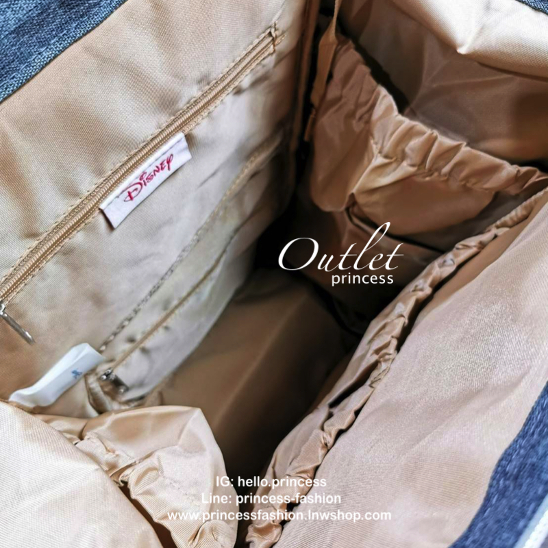 Disney Collection Rucksack (L) กระเป๋าสะพายเป้คอลเลคชั่นดิสนีย์ใบใหญ่กำลังดีน้ำหนักเบาวัสดุ Nylon & Polyester 100% ทำความสะอาดง่าย ด้านหน้ามีโลโก้และช่องซิป พิมพ์ลายมิกกี้/มินนี่โดดเด่น มี Pocket ใส่ขวดน้ำซ้ายขวา ด้านหลังมีช่องซิปสะดวกใช้หัวซิปแบรนด์ ภายใ