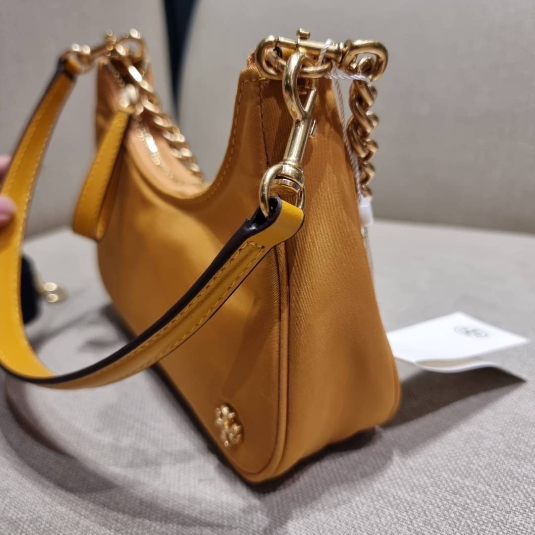 TORY BURCH MERCER NYLON SMALL SHOULDER BAG ใหม่ก่อนใคร!! กับคอลหวานๆ สดใสๆ กระเป๋าสะพายทรงโฮโบ ขนาดกะทัดรัด ฟังก์ชั่นการใช้งานจัดแบบเต็มที่ ด้วยสายสะพายถึง 3 เส้น สายโซ่คล้องแขน สายหนังแบบสั้นคล้องไหล่ และสายสปอร์ตเส้นใหญ่ ดูดี!! คุ่มแค่ไหนคิดดู!! วัสดุผ้
