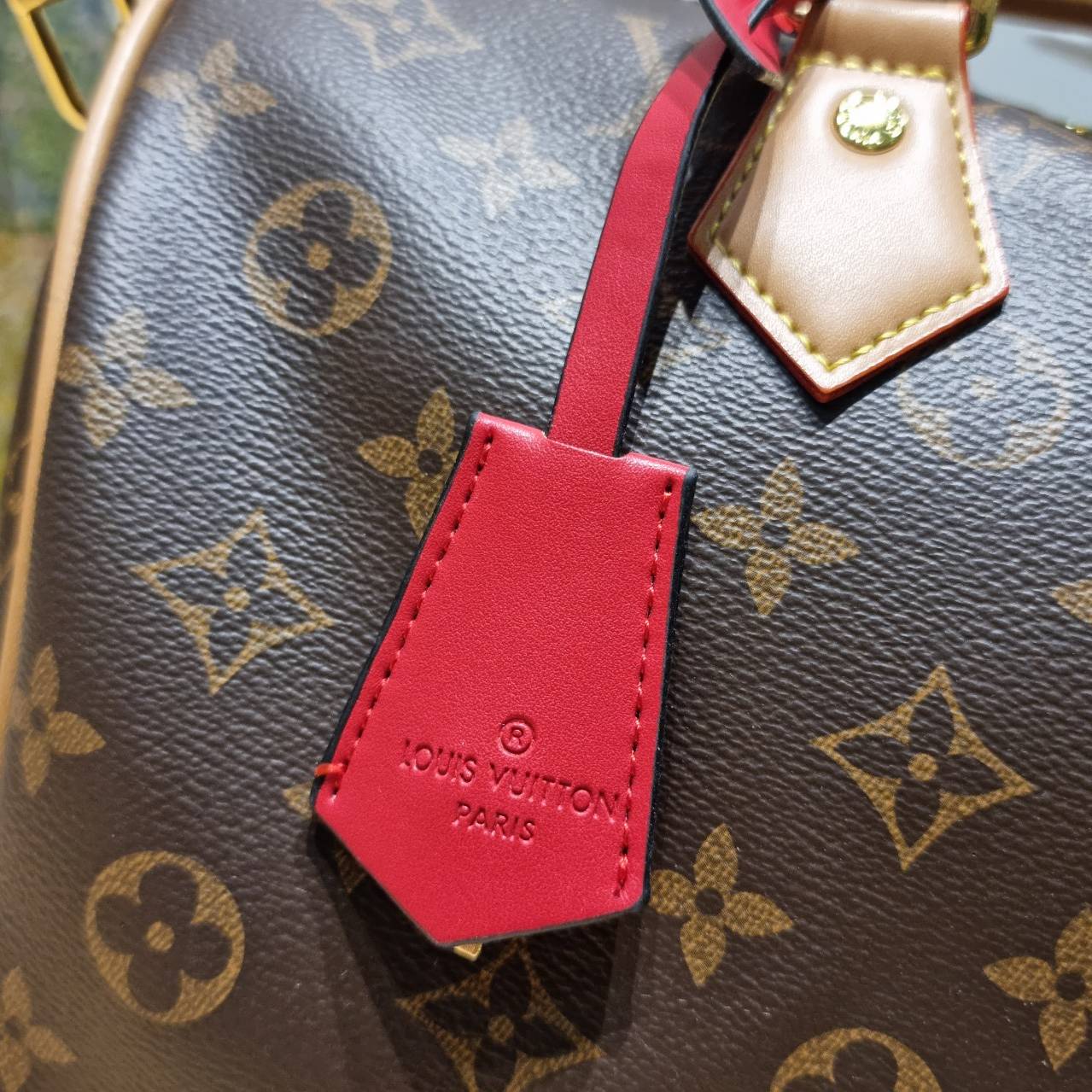 LV speedy soft 30 crafty bag กระเป๋าทรงหมอน รุ่นท็อปฮิต กับดีไซน์ใหม่ต้อนรับฤดูกาลท่องเที่ยว โดดเด่นด้วยการตกแต่งลายพิมพ์ซิกเนเจอร์ และป้ายแท็กหนังสุดเก๋