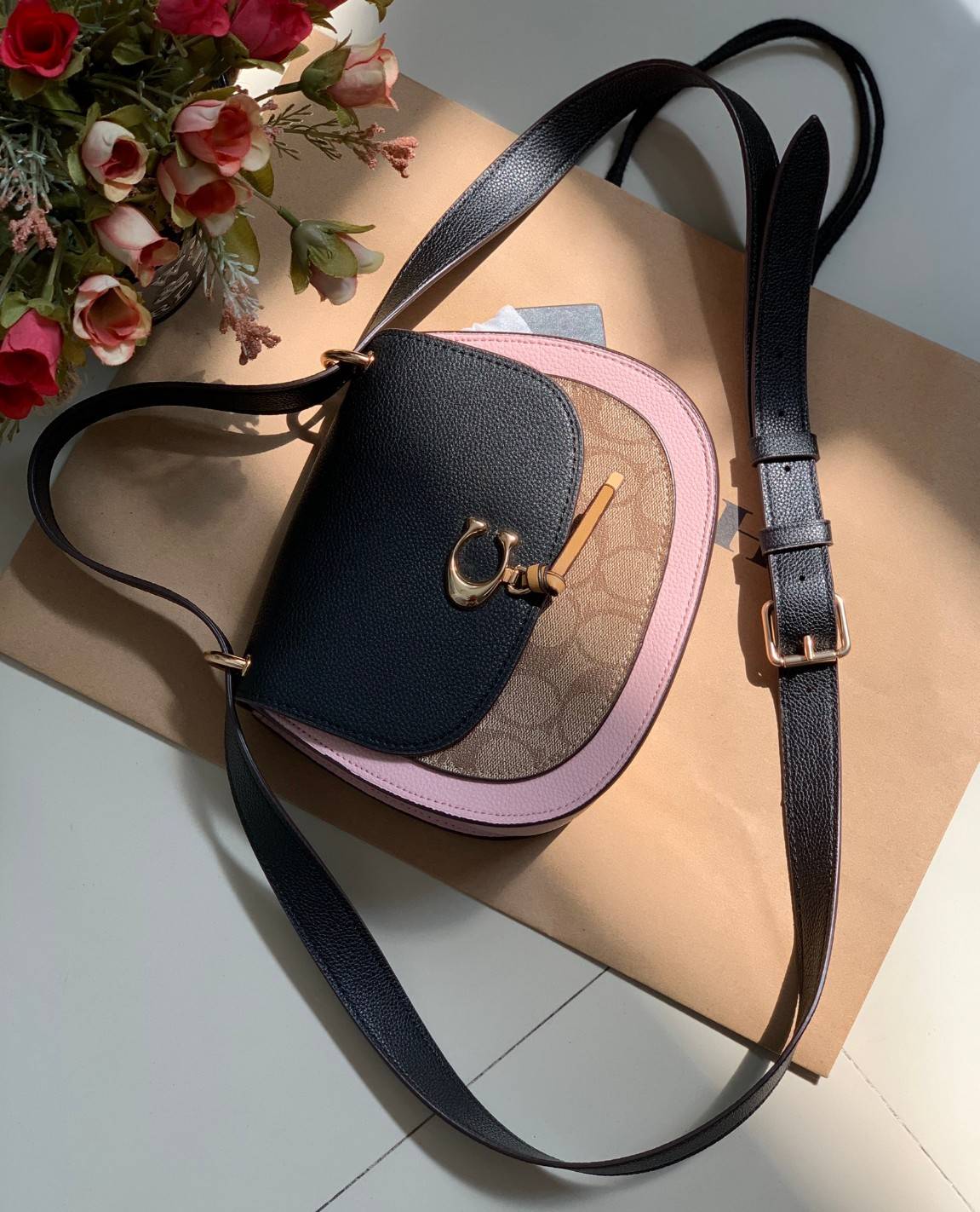 OUTLET 】COACH REMI SADDLE BAG IN COLORBLOCK ((1330)) รุ่นแนะนำ คลาสสิคน่าใช้มากๆ วัยใสๆใช้ดีค่ะ 😘 พร้อมส่งที่ไทยอีกครั้ง! กระเป๋าสะพายข้าง//ครอสบอดี้ร์//หรือทบเป็นสายคู่สะพายไหล่ได้ค่ะ แล้วแต่ชอบเลยค่ะ! วัสดุหนังแท้ ลายหนังสวยมากๆค่ะรุ่นนี้ หลงรัก