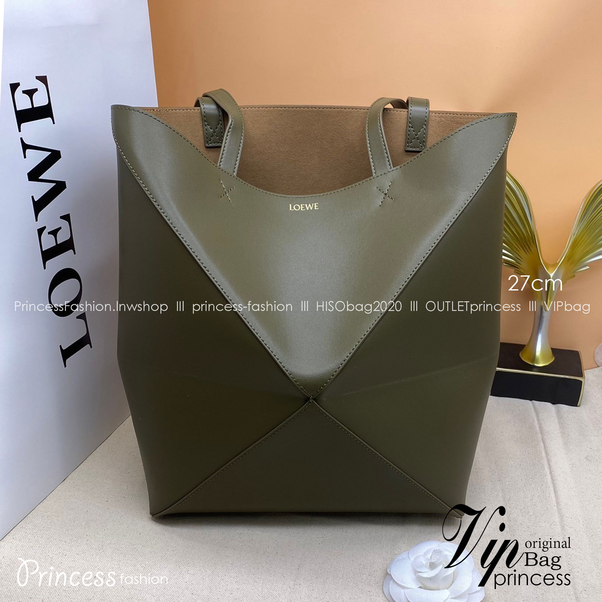 LOEWE Puzzle Fold Tote in shiny calfskin / LOEWE TOTE BAG 27cm พร้อมส่ง กระเป๋าทรงโท้ทใบใหญ่ ใช้งานง่ายเรียบหรู จุของได้เยอะ หนังเรียบสวยอยู่ทรงมาพร้อมสายสะพายยาวถอดได้ พับเก็บได้เป็นเอกลักษณ์