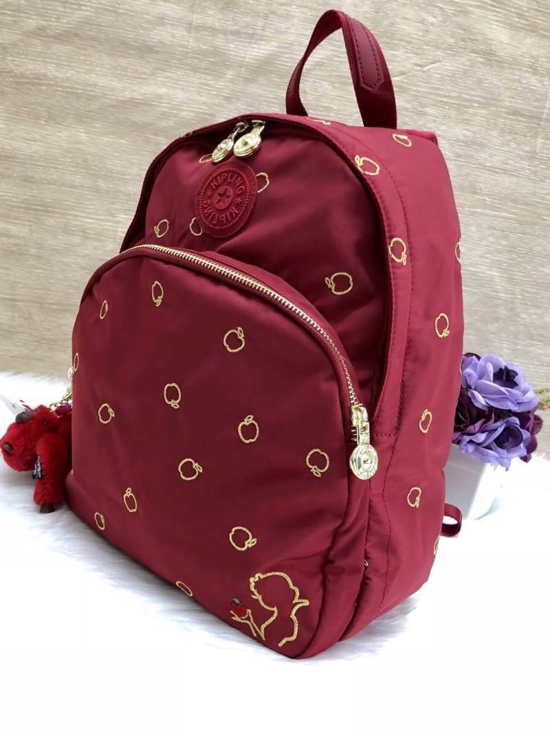 Kipling Disney’s Snow White Paola Satin S (Factory oem HK) กระเป๋าเป้รุ่นใหม่ วัสดุ nylon คุณภาพดี ช่องซิปด้านหน้า มี กระเป๋าลาย apple ปักรูปสโนว์ไวท์อถือแอปเปิ้ลสวย ช่องซิปหน้ากว้าง ใส่สัมภาระได้จุ เปิดปิดกระเป๋าช่องหลัก แบบซิปคู่ อะไหล่อย่างดี ภายในโล่ง