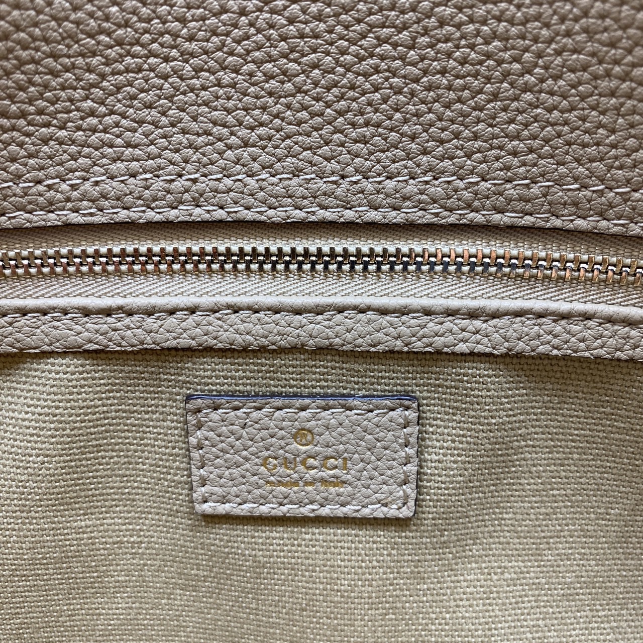 GUCCI MEDIUM TOTE BAG WITH HOOK CLOSURE / Gucci medium tote bag กระเป๋าทรงโท้ทสไตล์ใหม่ล่าสุด เกรดออริ 1:1 สลับแท้ ใช้งานต่างประเทศได้ ภาพถ่ายจากงานจริง