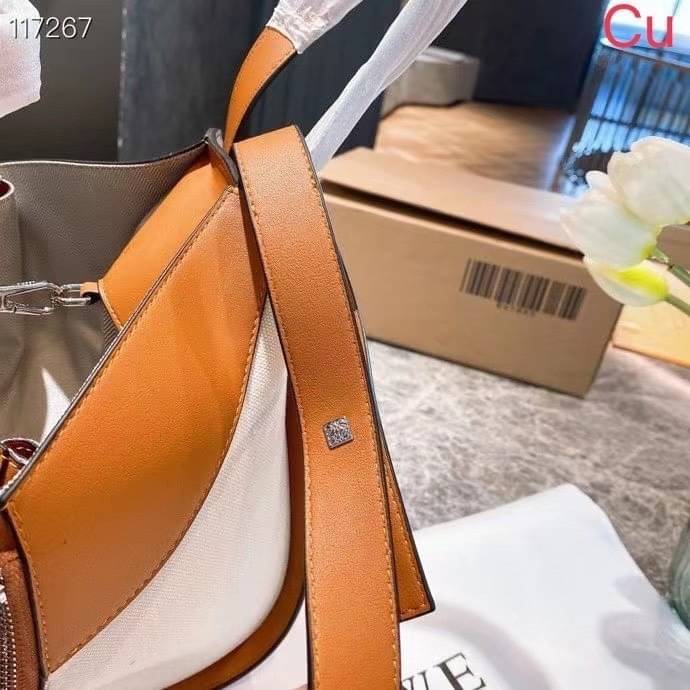 Loewe Hammock Bag / Loewe Small Hammock Leather Bag กระเป๋าถือหรือสะพาย รุ่น Rare items สุดๆ หนังสวยดีไซน์มีเอกลักษณ์ ใบขนาดกำลังดี น้ำหนักเบา สามารถปรับได้หลายทรง ด้านข้างมีซิปปรับขยายได้ ภายในโล่งกว้าง ใส่กระเป๋าสตางค์ กล้อง มือถือ ของใช้ได้เยอะ