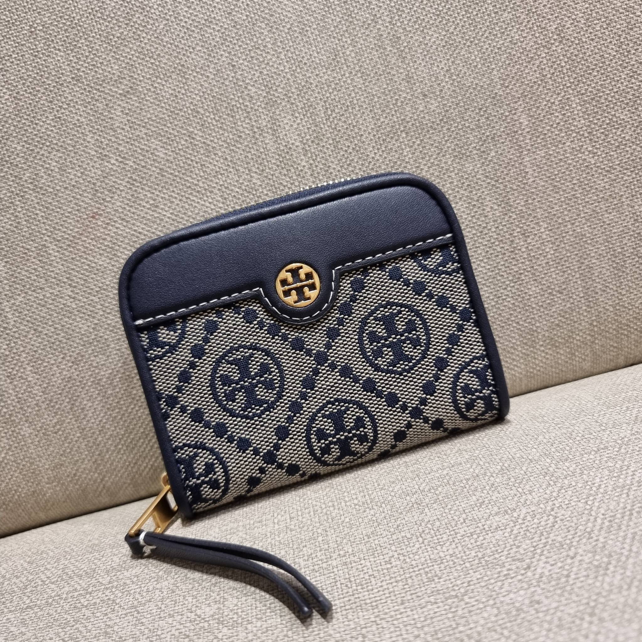 TORY BURCH T MONOGRAM ZIP COIN CASE จัดไปเลยจ้า กับกระเป๋าสตางค์รับทรัพย์ ใบสั้น สวยหรู ขนาดเหมาะมือ ถือแล้วขับผิว วัสดุผ้า jacquard ตัดสลับหนังแท้ รูดเปิด-ปิดด้วยซิป ภายในมีช่องใส่บัตร ใบนี้ใส่เหรียญ ใส่ธนบัตรได้ (พับ) พกพาได้สะดวก ไม่กินพื้นที่กระเป๋าใบ