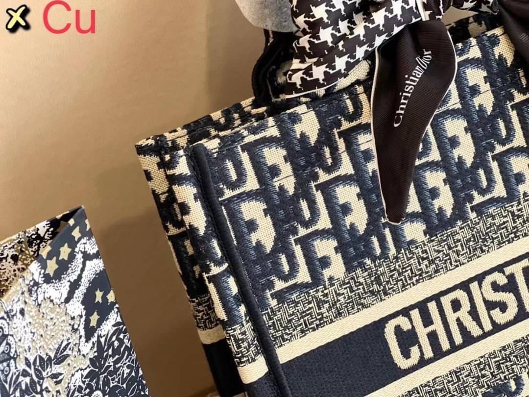 DIOR SMALL BOOK TOTE กระเป๋าสะพายทรงโท้ท สวยคลาสสิคขนาดกำลังดี พกพาสะดวก ใช้งานง่ายสุดๆ วัสดุงานทอละเอียดคุณภาพดี ภายในเป็นช่องโล่ง ใบจริงงานสวยเกินเบอร์!! สวยงามเกินราคา ไม่ผิดหวังจ้า