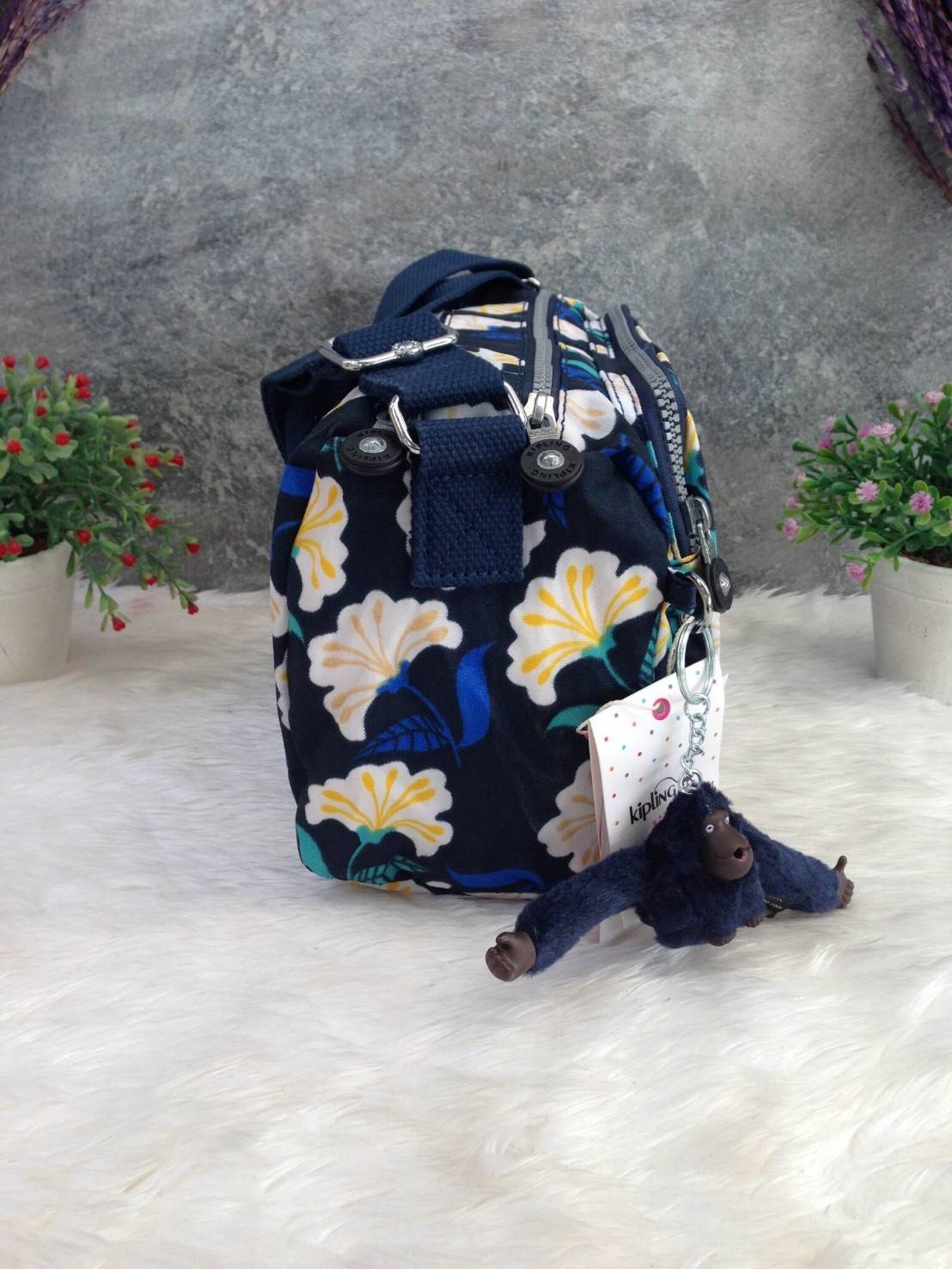 กระเป๋าสะพาย KIPLING รุ่น Reth วัสดุไนล่อนคุณภาพดี มาพร้อมดีไซน์ทันสมัย และสามารถใช้งานได้อย่างดี เข้ากับทุกการแต่งตัว โดดเด่นด้วยพื้นที่ภายในและช่องต่างๆ ที่ให้คุณจัดเก็บของสำคัญได้ครบถ้วน ไม่ว่าจะเป็นมือถือ ปากกา หรือไอเท็มจำเป็นของคุณ สายสามารถปรับและถ