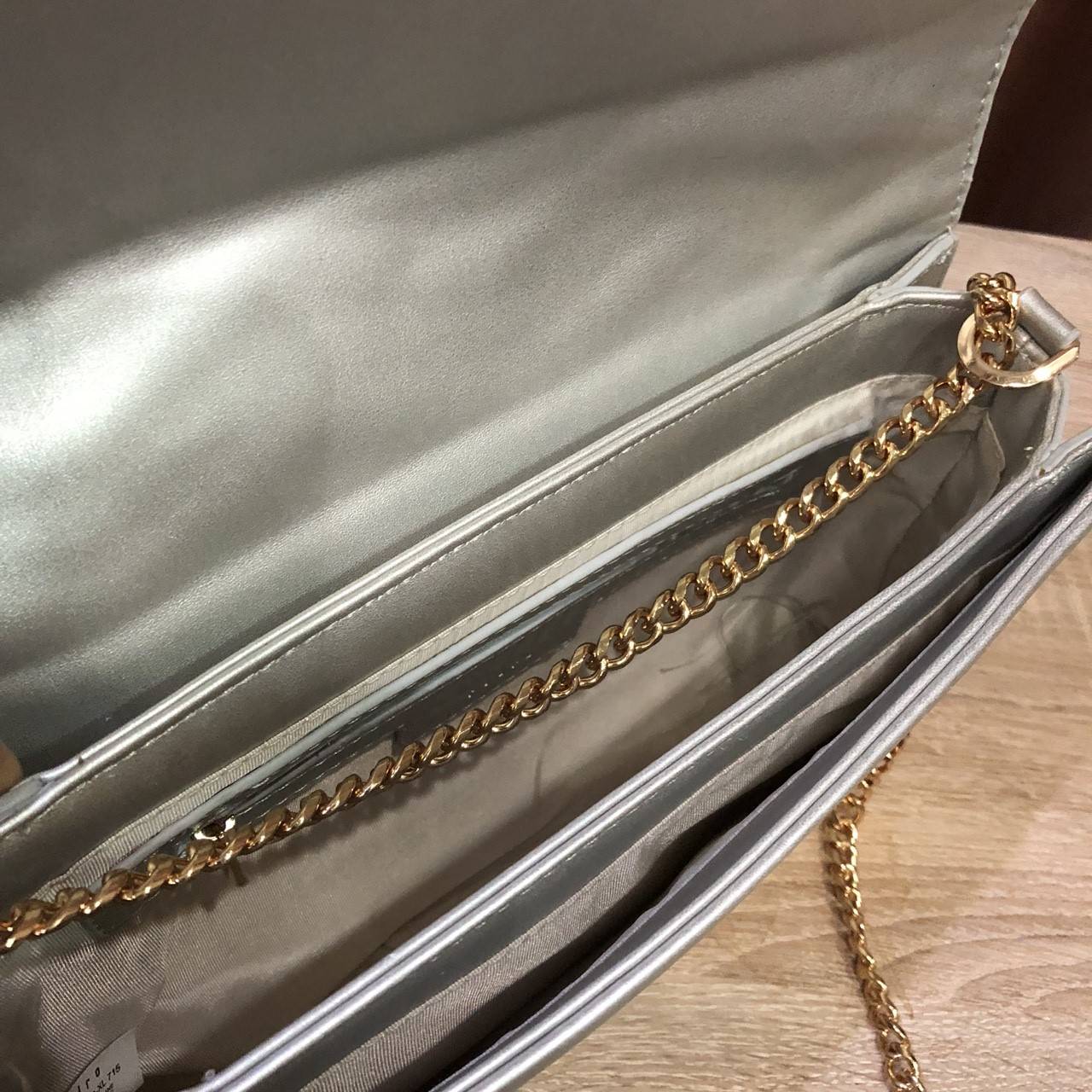 New 2018! PEDRO METAL DETAIL SHOULDER BAG กระเป๋าสะพายทรง คลัช ขนาดกำลังดี ดูหรูหรา หนังpuลายตะเข็บดีเทล สวยยค่ะ เปิด-ปิดด้วยแม่เหล็ก ภายในมี 2 ช่อง และช่องซิปเล็ก จุของได้เยอะ อยู่ทรงแข็ง สายสะพายมีที่รองบ่า จะสะพายหรือสายสามารถเก็บแล้วถือเป็นคลัชออกงาน 