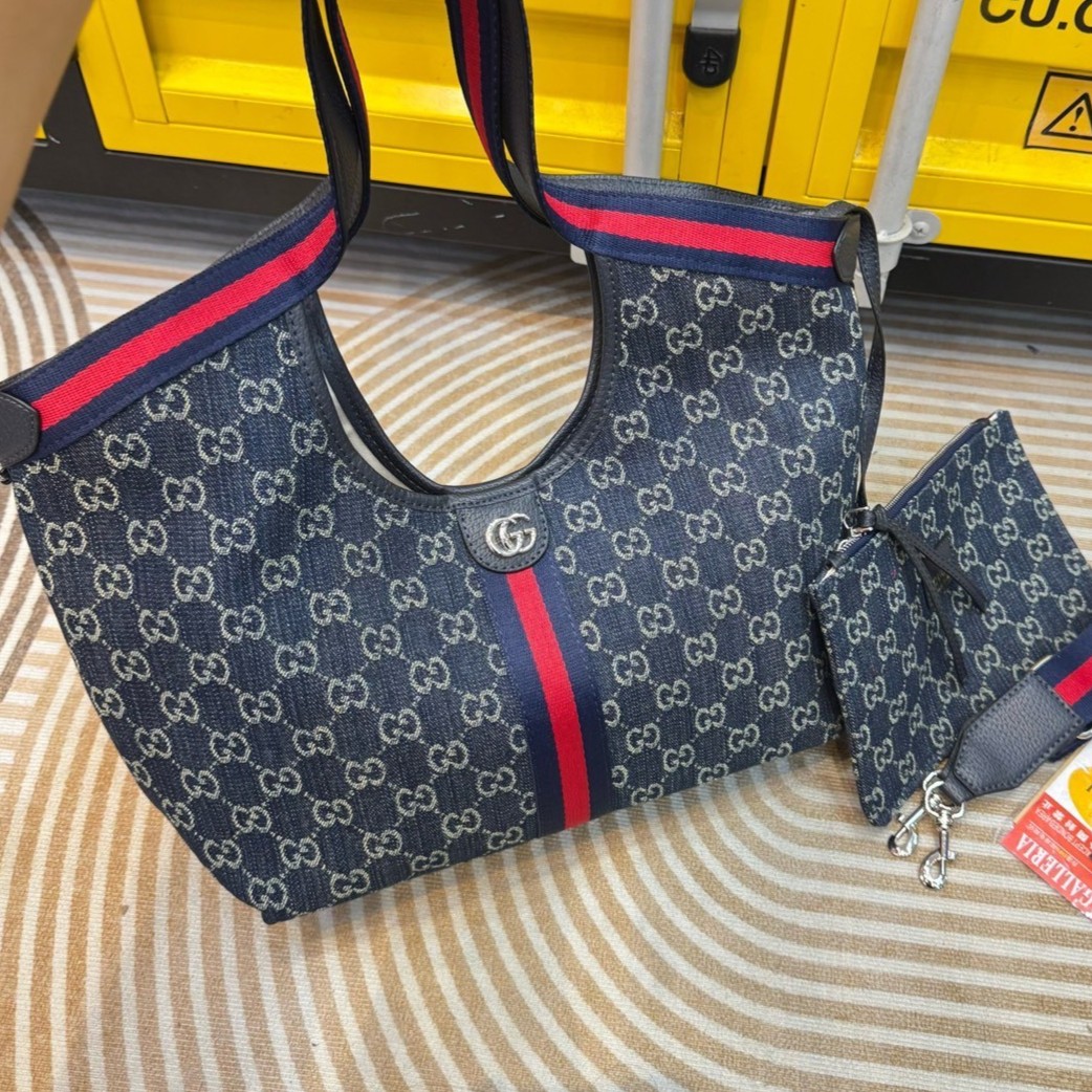 Gucci Giglio Denim Tote Bag กระเป๋าทรงสะพายทรงโท้ทเดนิม ดีไซน์ใหม่ล่าสุด สวยหรู่เท่มาก มาพร้อมใบเล็กเข้าเซ็ท พร้อมสายสะพายยาวเขียวแดงเป็นเอกลักษณ์ ภายในโล่งกว้าง จุของได้เยอะจุใจ ใบจริงสวยน่าใช้มาก สาวๆ ติดแกรมควรมีค่า