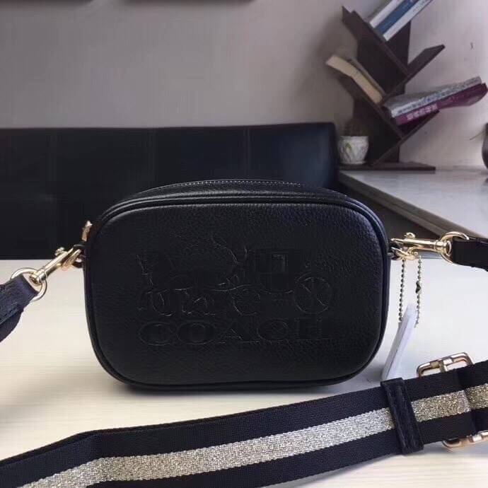 COACH JES CONVERTIBLE BELT BAG IN COLORBLOCK 2IN1 !! กระเป๋าคาดอก/สะพายข้าง ใช้ได้ถึง 2 แบบ!! คุ้มค่ามากที่สุด!! วัสดุหนัง pepble ดีไซน์เรียบ แต่หรู ภายในเป็นช่องโล่ง ใบนี้สาวๆที่ไม่ชอบพกของเยอะ เหมาะมากๆน้า 🙇♀️ ของดีราคาจับต้องได้ ไอเท็มนี