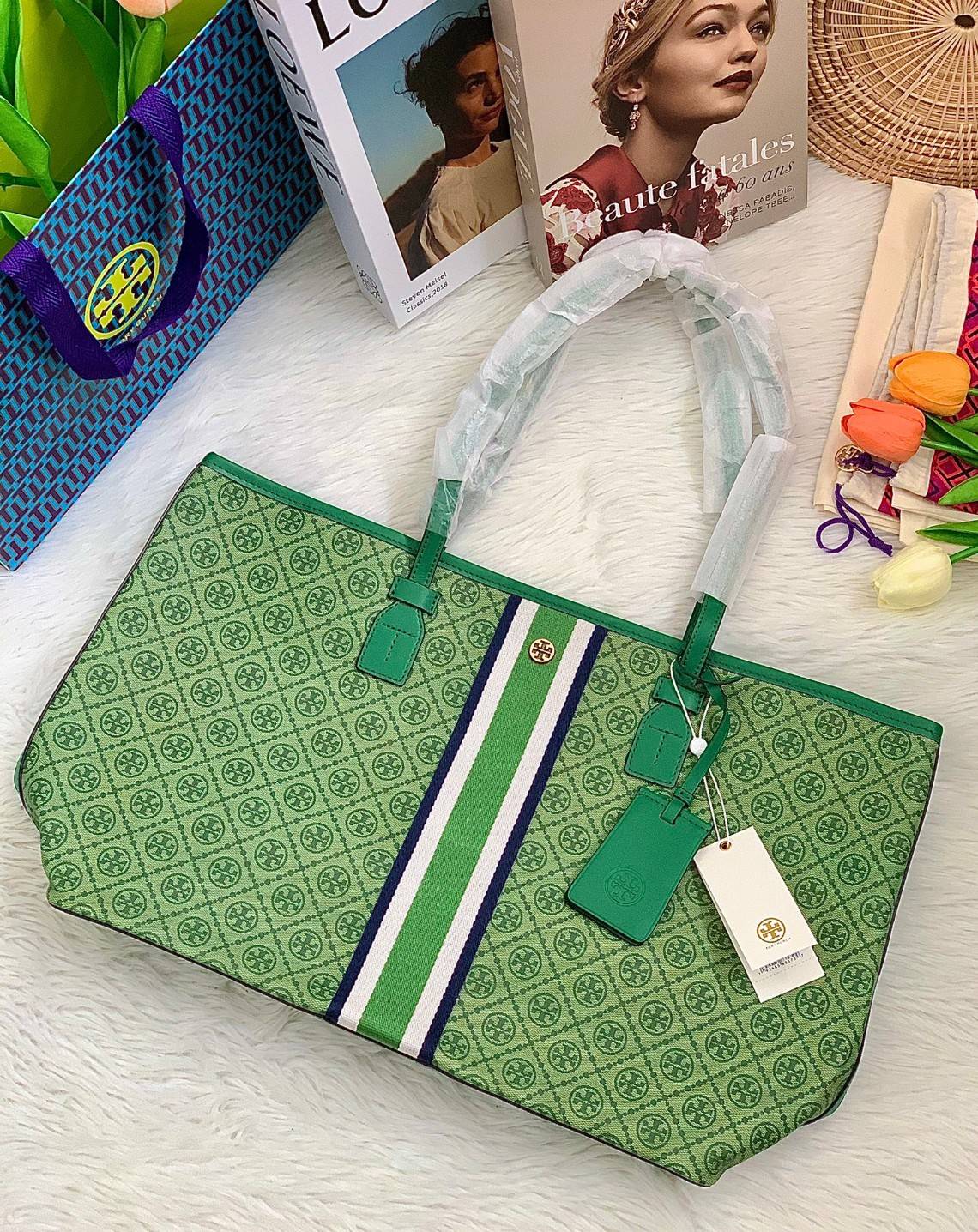 หลงรักใบใหญ่ สวยจริง ไม่จกตา สินค้าคุณภาพค่ะ💥 TORY BURCH LARGE T MONOGRAM SHOPPING BAG พร้อมส่งที่ไทย! กระเป๋าทรงshopping ใบใหญ่ใส่ได้จุ หนังแคนวาสอย่างดี ลายแบรนด์ทั้งใบ มีพวงหนังแบรนด์ห้อยด้านหน้า เพิ่มความหรูเข้ามา เปิดปิดกระเป๋าแบบซิป ภายในกว้