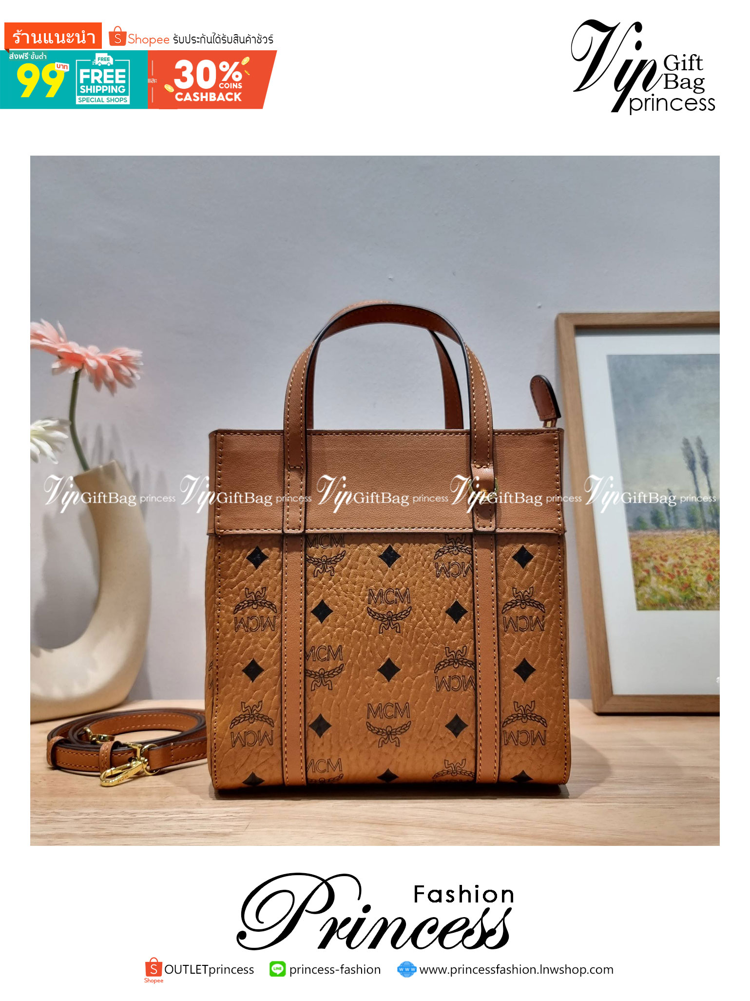 M.C.M Aren Top-Zip Shopper in Visetos Leather Mix ใหม่ก่อนใครไม่ต้องรอพรี กับคอลเลคชั่นล่าสุด ยังไม่เข้าช็อปไทย กระเป๋าถือ/สะพายข้าง ขนากกำลังดี รูปทรงยูนิเซ็กส์ ที่สามารถใช้ได้ทั้งหนุ่มๆและสาวๆ วัสดุหนังแคนวาสสลับหนังแท้ ปากกระเป๋ามีซิปรูดกันของหล่น รูดใ