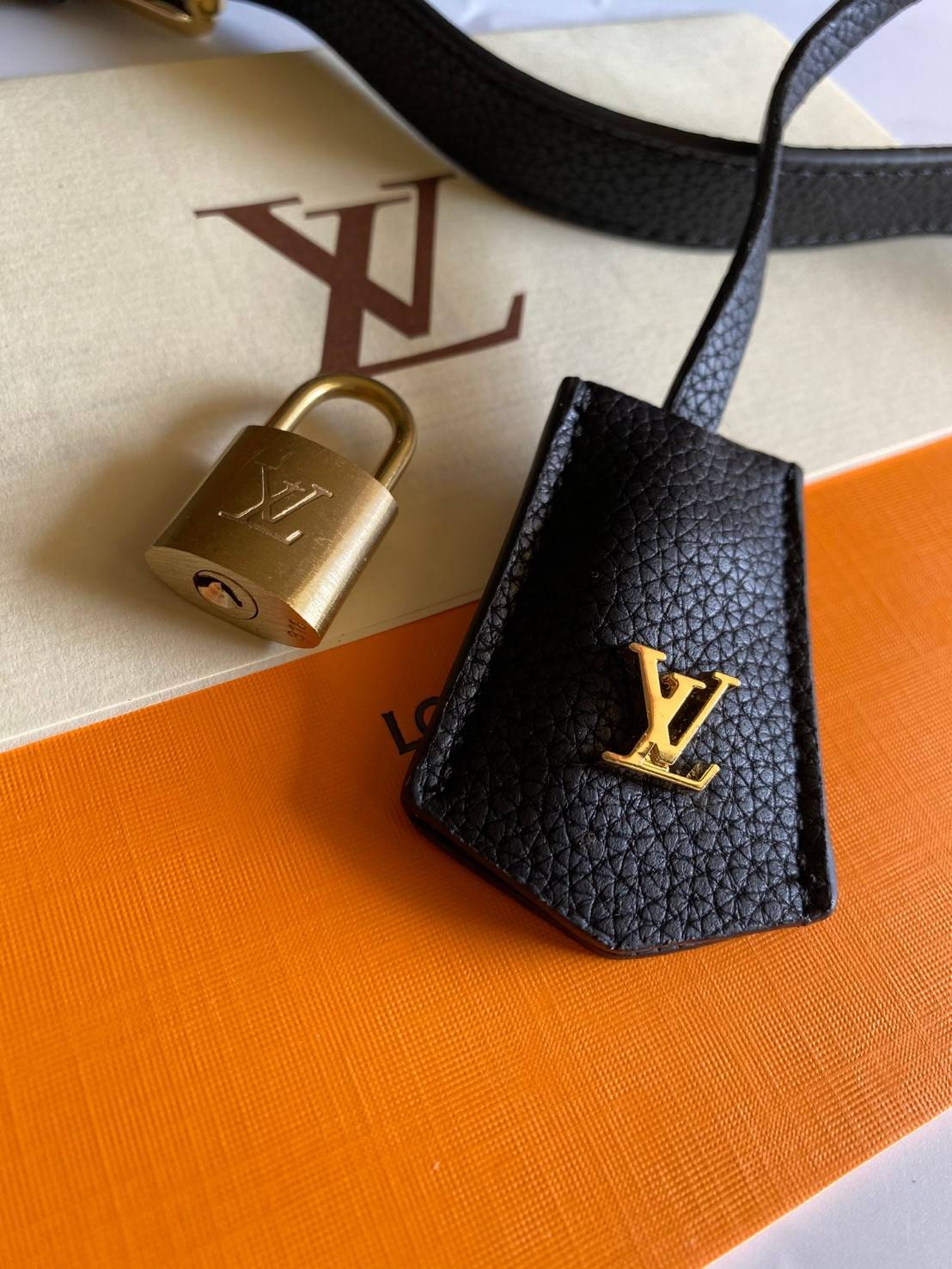 พรีเมี่ยมกิ๊ฟแท้ 100% 】VIPgift LOUIS VUITTON VANITY PM งานหนังแท้ รูปทรงหรูหราทันสมัย