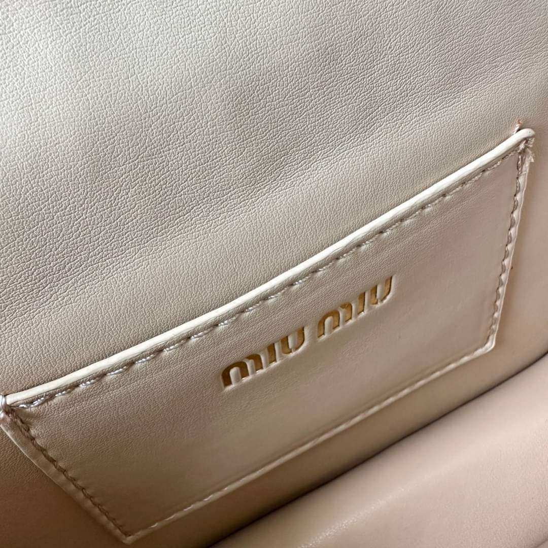 Miu Miu Matelassé Nappa Leather Mini Bag / Miu Miu Woman’S Bag Chain Mini bag กระเป๋ามินิรูปทรงสี่เหลี่ยมวัสดุหนังNappa มีความนุ่มมือและเงางาม