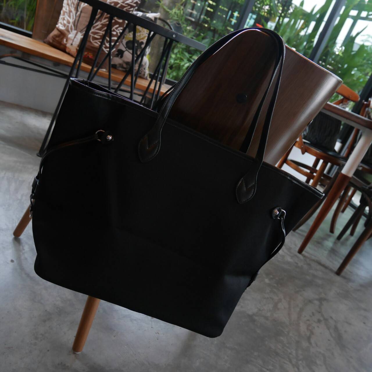 คุ้มจุใจสาวๆค้า ใบนี้ Must Have item! กระเป๋าสะพายทรง TOTE ใบใหญ่ จากพรีเมี่ยมกิ้ฟท์เคาเตอร์แบรนด์ PRADA อะไหล่เงินทั้งใบ เปิดปิดด้วยซิป สะพายไหล่ได้ ไม่ติด จุคุ้มมากสุดๆค่ะ ใส่เสื้อผ้า 1-2 วันได้สบาย ด้านข้างสามารถปรับได้สองทรงตามสไตล์การแต่งตัว เหมาะมาก