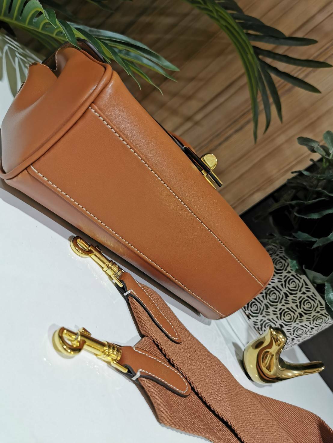 พร้อมส่งความสวย✴️นาทีนี้ต้อง CELINE TRIOMPHE CROSSBODY BAG SMOOTH CALFSKIN VIP GIFT WITH PURCHASE-GWP พรีเมี่ยมกิ๊ฟ Limited Edition จาก CELINE PERFUME DUTY FREE COUNTER วัสดุ หนังแท้ CALFSKIN ดีไซน์สวยหรูสุดคลาสสิคหนังเรียบสวยอยู่ทรงเปิดปิดด้วยฝาปิ