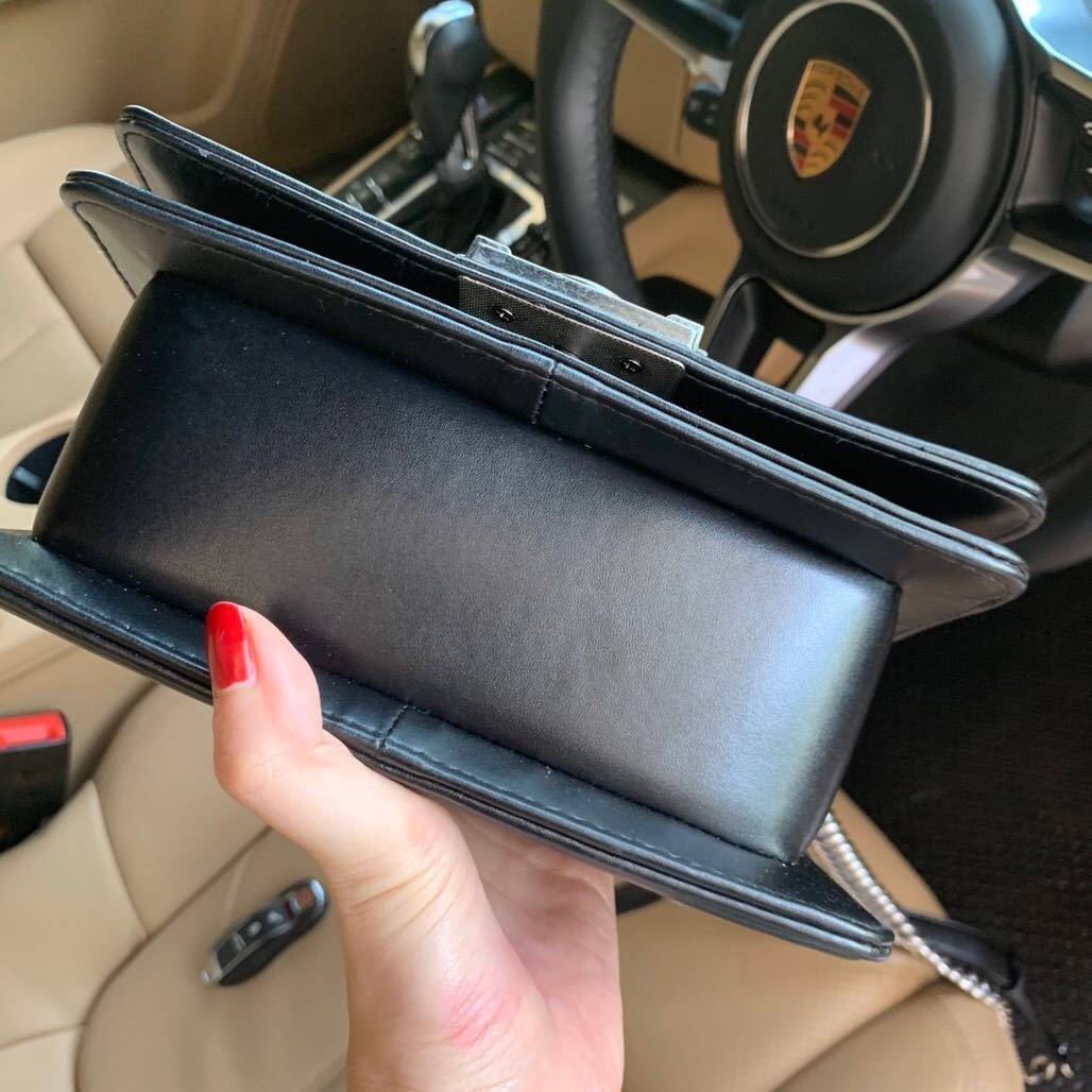 รุ่นขายดีมาเพิ่มแล้วค่า KEEP Quited Boy Bag *** คอลเลคชั่นใหม่หนัง Microfiber สวย ทนขึ้นกว่าเดิม สายโซ่ทำจาก Metal premiers เบาและไม่เป็นคราบเวลาสะพาย สวยกว่าเดิม ใครชอบทรงนี้ห้ามพลาดเลยนะคะ 🤩 กระเป๋า ทรง boy style KEEP LOOK Cool มากๆ เลยน๊าใบนี้ 