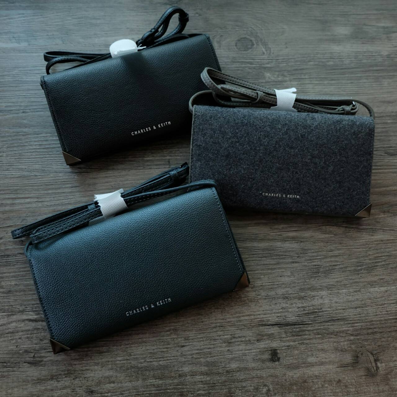 Charles & Keith Metallic Tip Wallet กระเป๋าสตางค์ใบยาว จะสะพาย หรือถอดสายถือเป็น cluth ก็ดูดีได้ค่ะ ภายในมีช่องซิป มีช่องใส่บัตรหลายช่อง และช่องใส่ธนบัตร ด้านหลังมีช่องใส่บัตรอีก 1 ช่องค่ะ มาพร้อมสายสะพายยาว สามารถถอด และปรับได้ 5 ระดับค่ะ