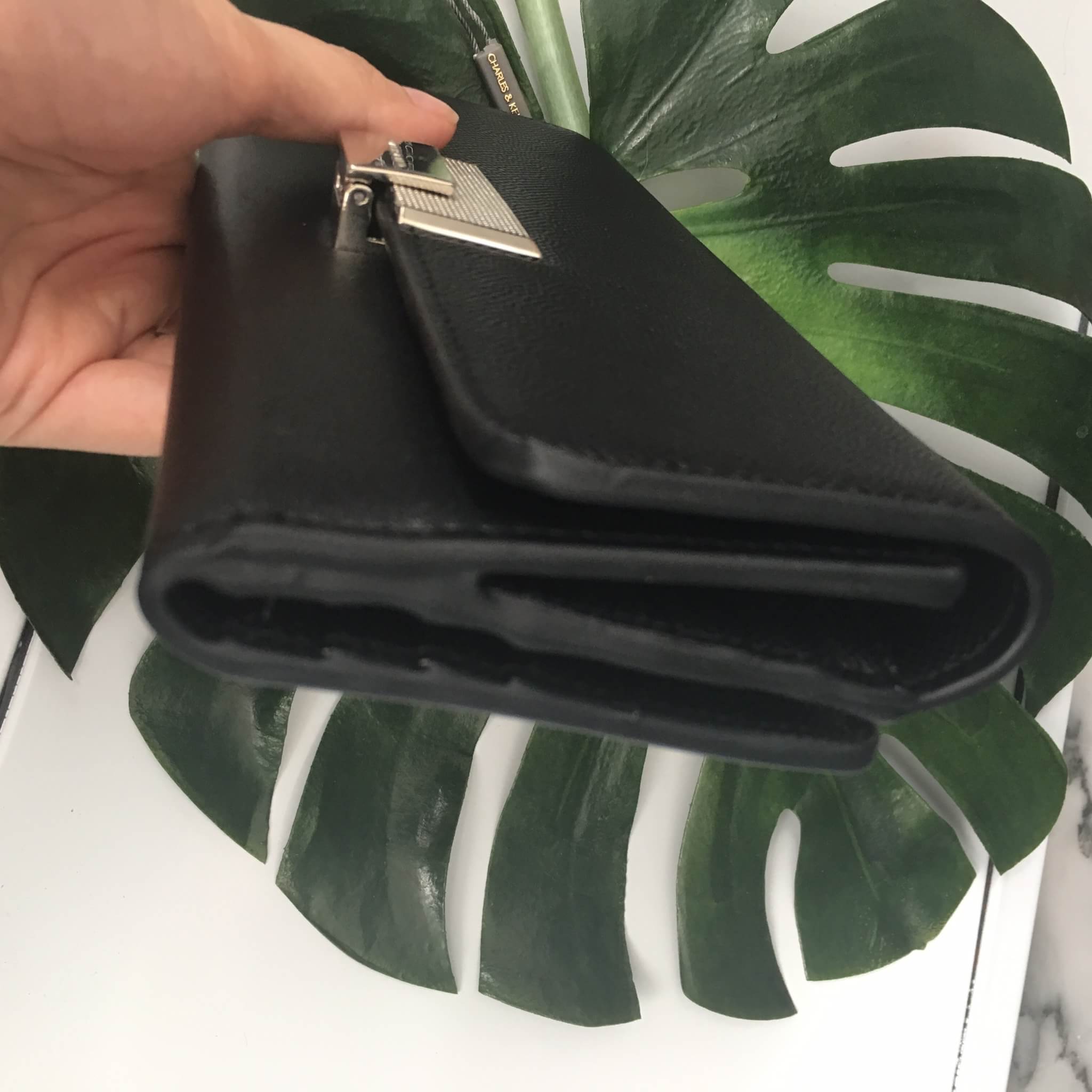 🎈 งานแท้ชนช้อป รุ่นหายาก !! กระเป๋าสตางค์ จากแบรนด์ Charles & Keith สวย หรูมากกกก ใบนี้ เป็นกระเป๋าตัง 2 พับ ใช้ได้ 2 ด้านเลยน้า #คุ้ม #เลิศ มี 2 สี เทาเข้ม กับ ดำ คะ มีช่องใส่ บัตรเยอะ ช่องใส่เหรียญ ใส่ แบงค์ บอกคำเดียว สวยรับเงิน #มีถุงผ้าแบรนด์ใ