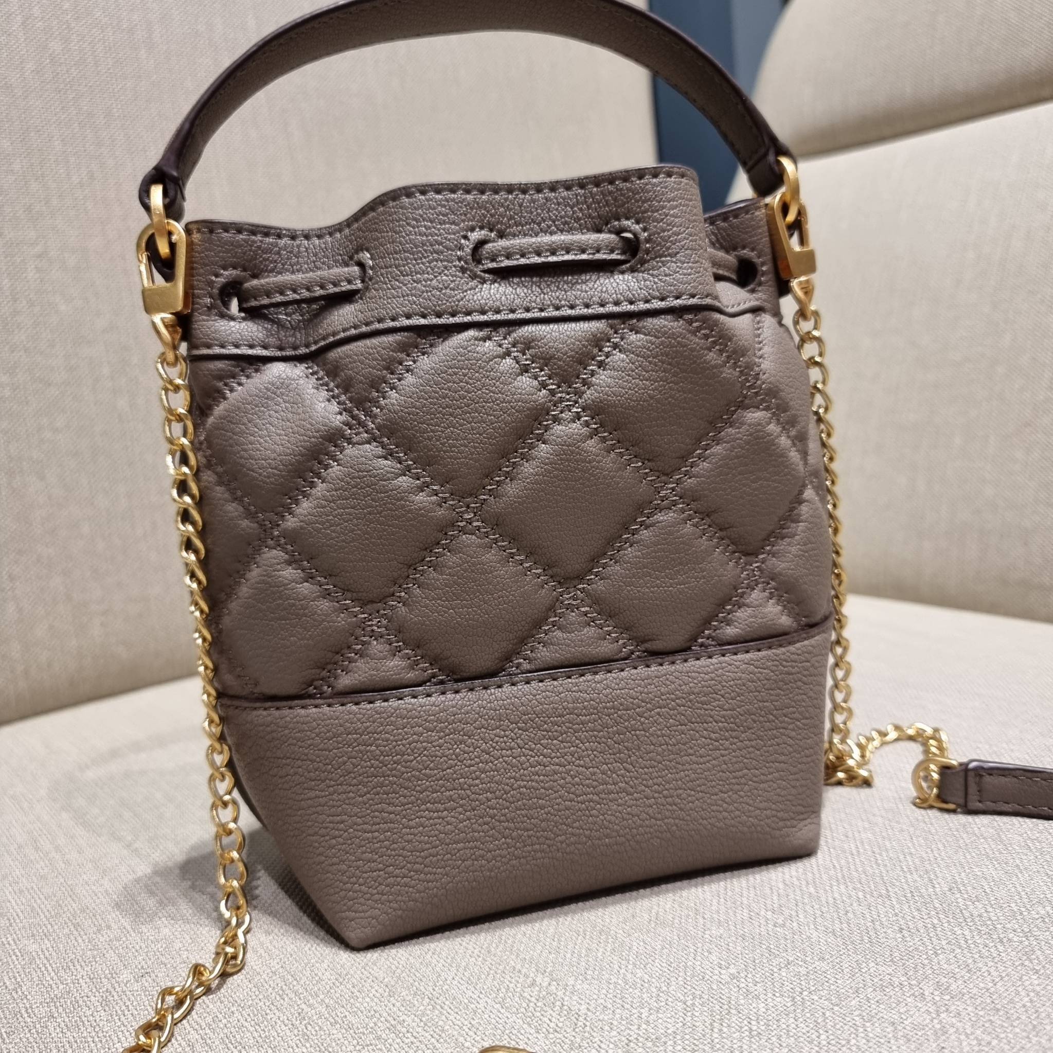 TORY BURCH WILLA MINI BUCKET BAG NEW ARRIVAL สุดปัง กระเป๋าสะพายทรงบัคเก็ต สวยผู้ดี โดดเด่นด้วยโลโก้สีทองดูหรู อัพลุคผู้ดี๊ผู้ดี วัสดุหนังแท้ ดีไซน์บุนวม เส้นคมดีเทลหรู เปิด-ปิดหนังรูดปากกระเป๋า มีหูหิ้วในตัว คล้องแขนเก๋ๆ ภายในเป็นช่องโล่ง มีช่องย่อย ใส่ข