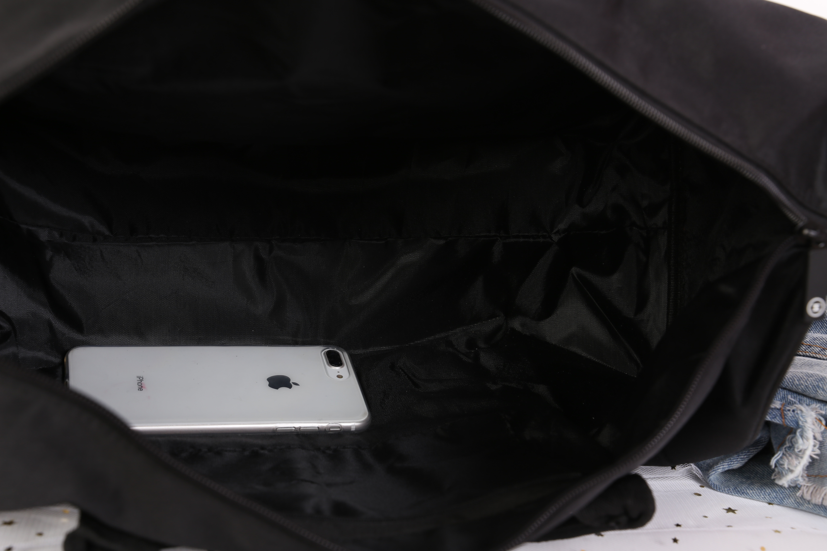 Best Seller ♡♡💃💃 กับทรง travel & fitness bag กับ Chanel VIP Gift Bag Travel Bag Gym Duffel Weekend จากงานพรีเมี่ยมกิ้ฟแบรนด์หรูอย่าง Chanel ของแท้100% ตัวกระเป๋าเป็นผ้า Oxford หนาอย่างดี **ปักโลโก้แบรนด์ดำสุดคลาสสิค เปิดปิดด้