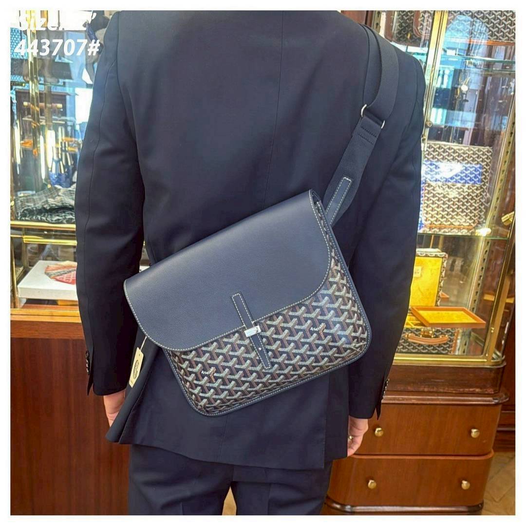 Goyard Coursier Messenger bag กระเป๋าแมสเซ็นเจอร์ดีไซน์ใหม่ กะทัดรัดใช้งานได้อย่างคล่องตัว เหมาะมากสำหรับสายสปอร์ต ที่สุดของความหรูตอบโจทย์การใช้งาน ใบจริงสวยงามตามรูปค่ะ