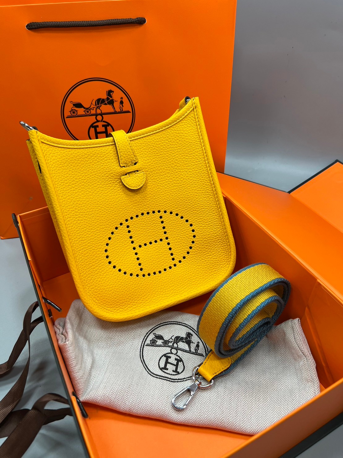 HERMES evelyne mini bag Luxury Bag กระเป๋าสะพายแบรนด์ดัง แบรนด์หรู คลาสสิกตลอดกาล ใช้ได้ทั้งชายหญิง ใบเดียวจบ สวยรวยปัง เกรดท็อปออริจินอล ภาพสินค้าถ่ายจากงานขายจริง ใช้งานต่างประเทศได้