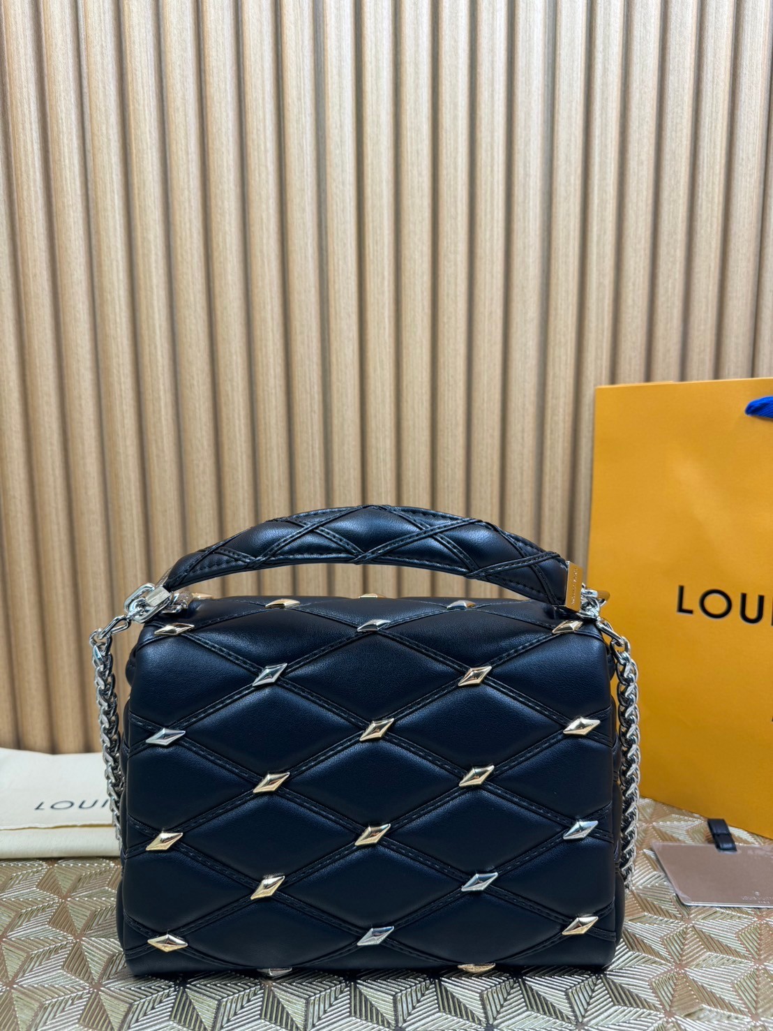 พร้อมส่ง 3 สี LV Twist Bag 24cm / LV GO-14 กระเป๋าหนังบุนวมอันเป็นเอกลักษณ์ของเมซง เกรดออริจินอล 1:1 สลับแท้ ภาพถ่ายจากงานขายจริง