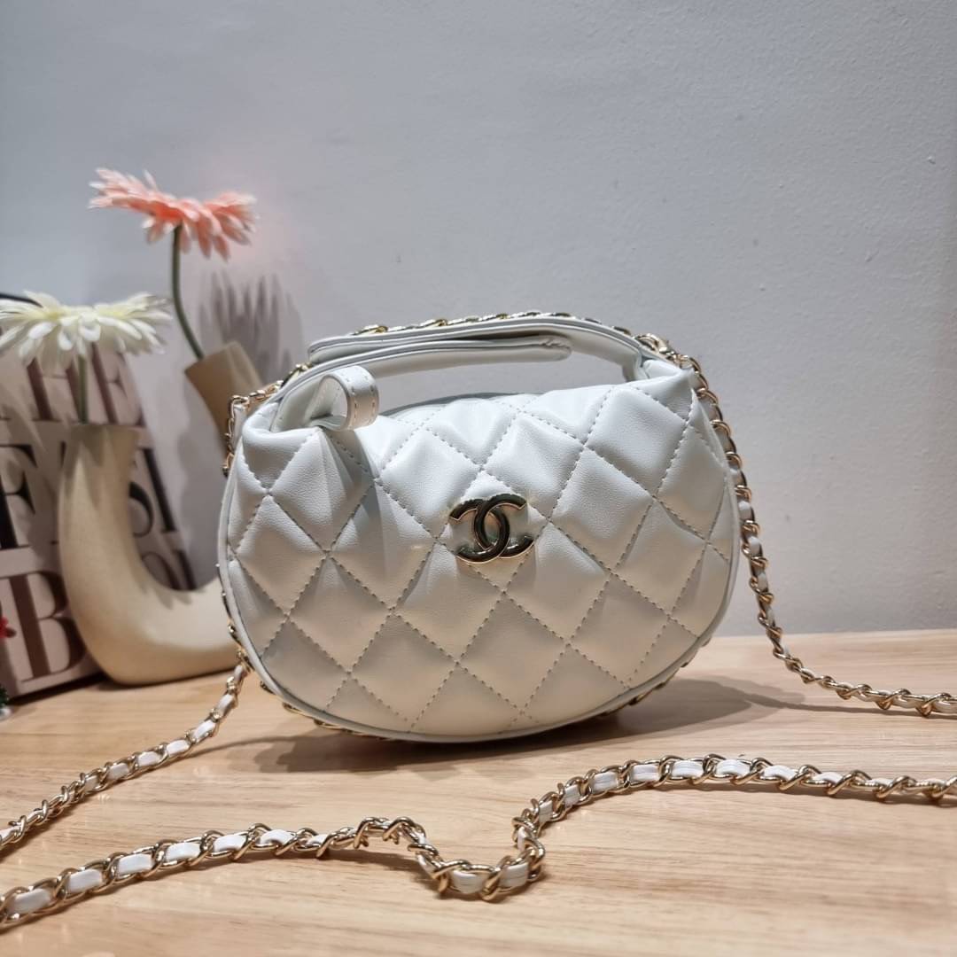 Chanel Pouch Hot item 2023 กระเป๋าสะพายกึ่งพอช ใบเล็กน่ารักน่าใช้ ถือไปไหนก็อัพลุคปัง วัสดุหนังแกะ สัมผัสนิ่มมือ หูจับในตัว ปรับได้อีกเล็กน้อย มาพร้อมสายสะพายโซ่