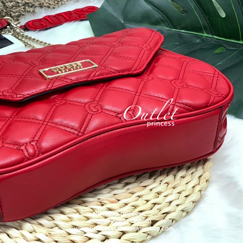 GUESS LOLLI CONVERTIBLE CROSSBODY BAG รุ่นแนะนำค่ะ!! กระเป๋าสะพายข้าง//ทบสายสะพายไหล่ได้ วัสดุหนังลายนวม ด้านหน้ามีอะไหล่โลโก้แบรนด์ เปิดปิดกระเป๋าแบบกระดุมแม่เหล็ก ภายในกว้างสามารถใส่ของจุ ใส่กระเป๋าสตางค์ใบยาวได้ค่ะ มีช่องซิปและช่องเล็กใส่ของจุกจิกน่ะค่
